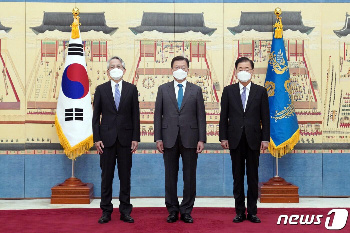 본문 이미지 - 문재인 대통령이 14일 청와대 본관에서 열린 주한대사 신임장 제정식에서 아이보시 고이치 주한 일본 대사로부터 신임장을 받고 기념촬영을 하고 있다. 오른쪽은 정의용 외교부 장관. 2021.4.14/뉴스1 ⓒ News1 유승관 기자