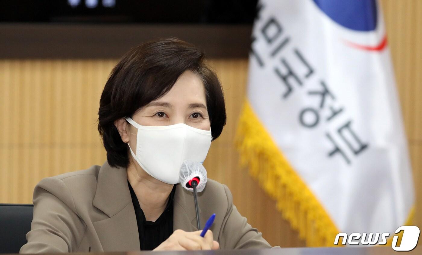 본문 이미지 - 유은혜 사회부총리 겸 교육부 장관이 14일 정부세종청사에서 열린 서울-세종 영상 사회관계장관회의에서 모두발언을 하고 있다. 2021.4.14/뉴스1 ⓒ News1 장수영 기자