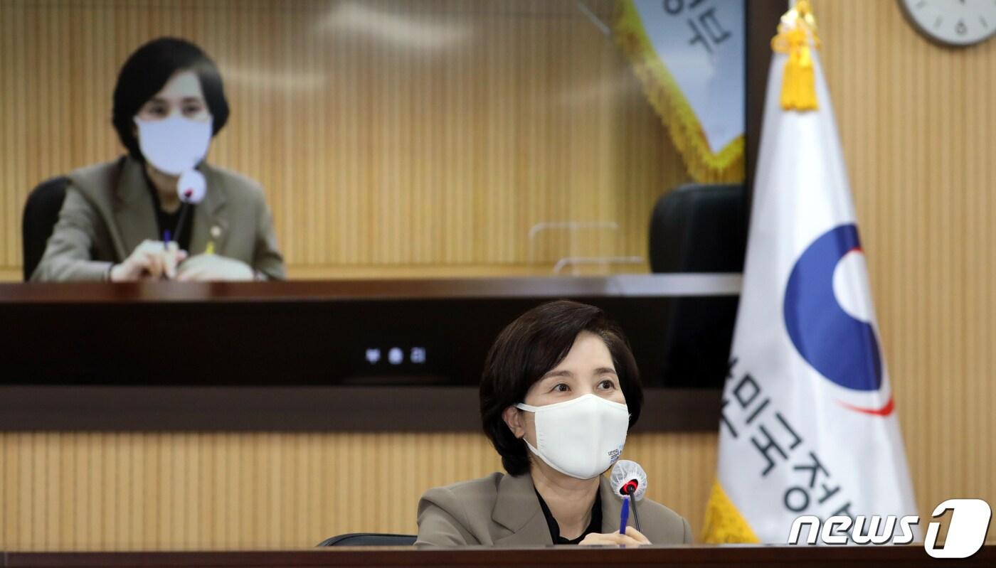 본문 이미지 - 유은혜 사회부총리 겸 교육부 장관이 14일 정부세종청사에서 열린 서울-세종 영상 사회관계장관회의에서 모두발언을 하고 있다. 2021.4.14/뉴스1 ⓒ News1 장수영 기자