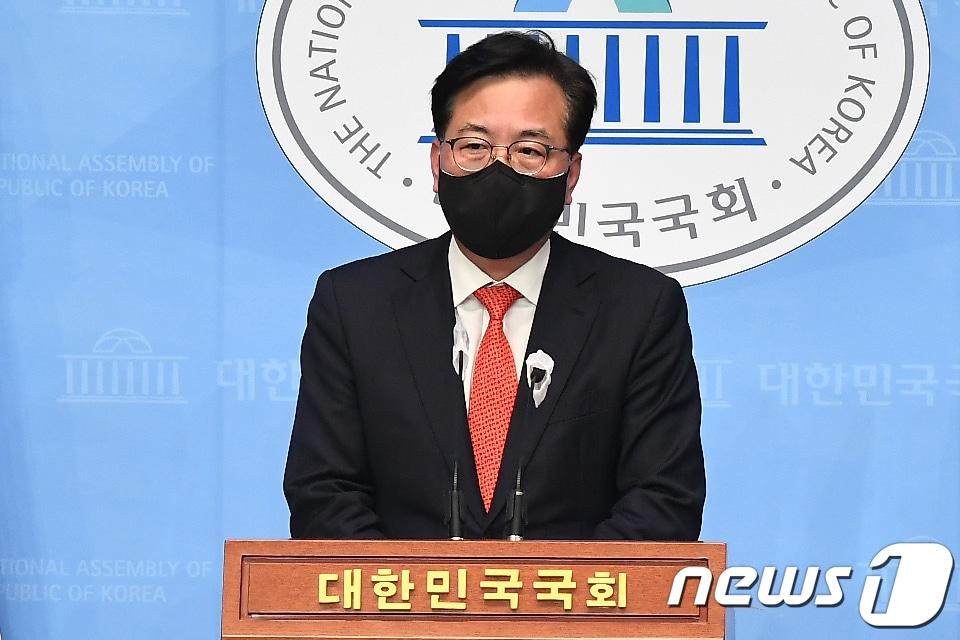 본문 이미지 - 송언석 국민의힘 의원이 14일 서울 여의도 국회 소통관에서 탈당 기자회견을 하고 있다. 2021.4.14/뉴스1 ⓒ News1 신웅수 기자