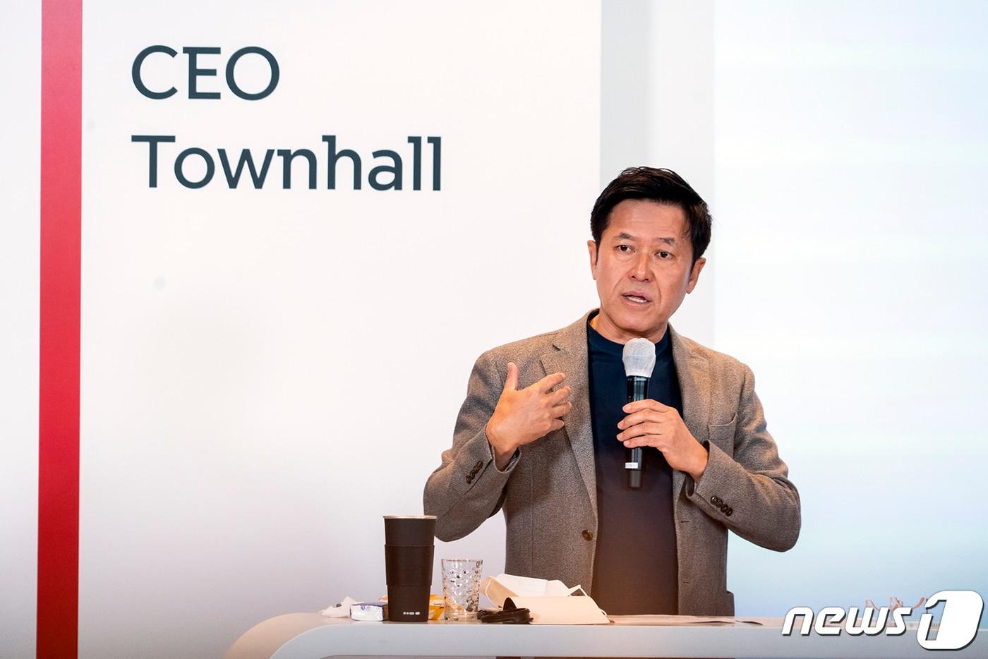 박정호 SK텔레콤 CEO가 온라인 타운홀 행사에서 회사 분할의 취지와 비전을 설명하고 있다. (SK텔레콤 제공) 2021.4.14/뉴스1