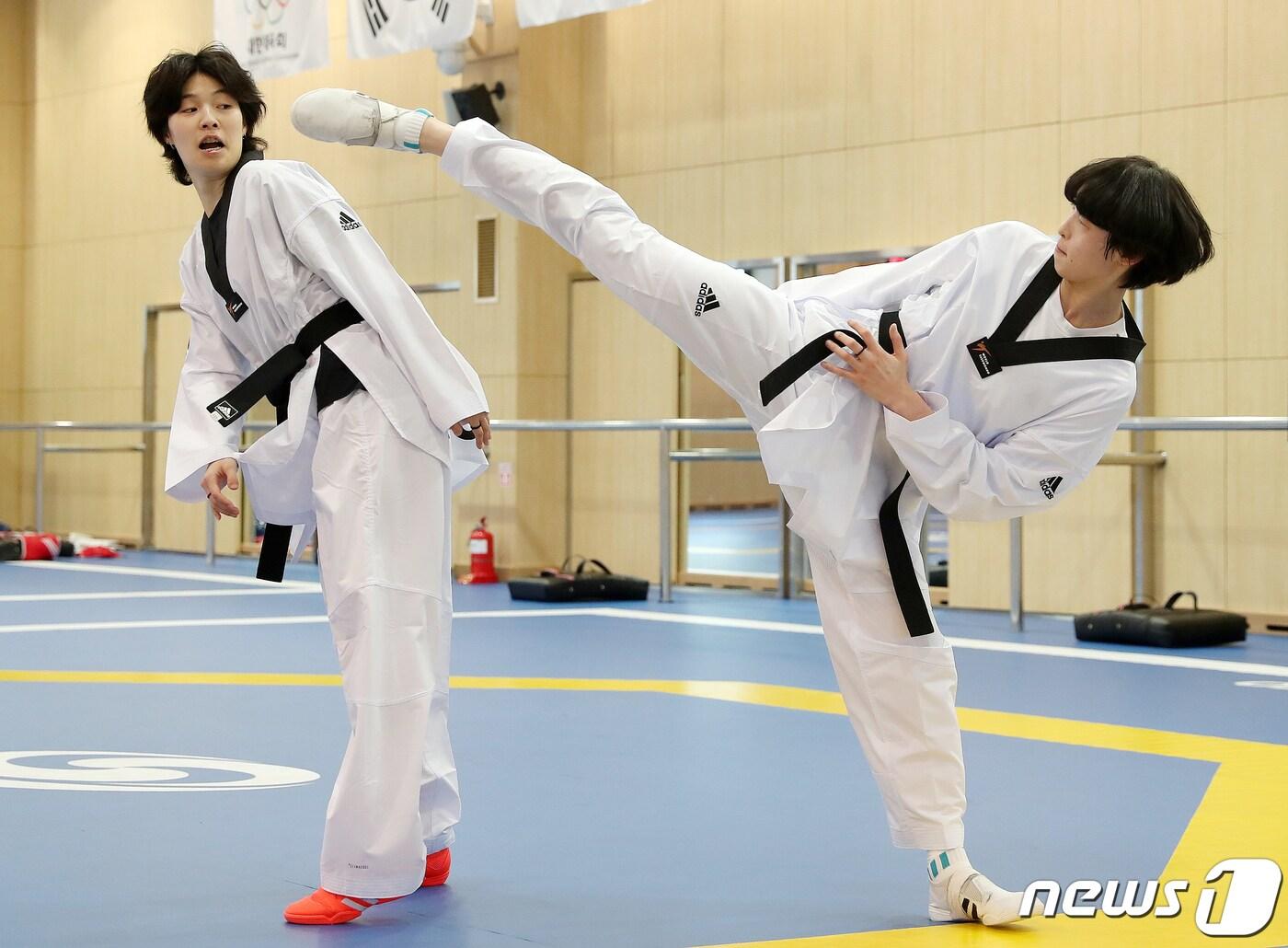본문 이미지 - 태권도 국가대표 이다빈이 14일 오후 충북 진천군 광혜원면 진천선수촌에서 열린 ‘2020 도쿄올림픽대회 D-100 미디어데이’에서 훈련을 하고 있다. 2021.4.14/뉴스1 ⓒ News1 김진환 기자