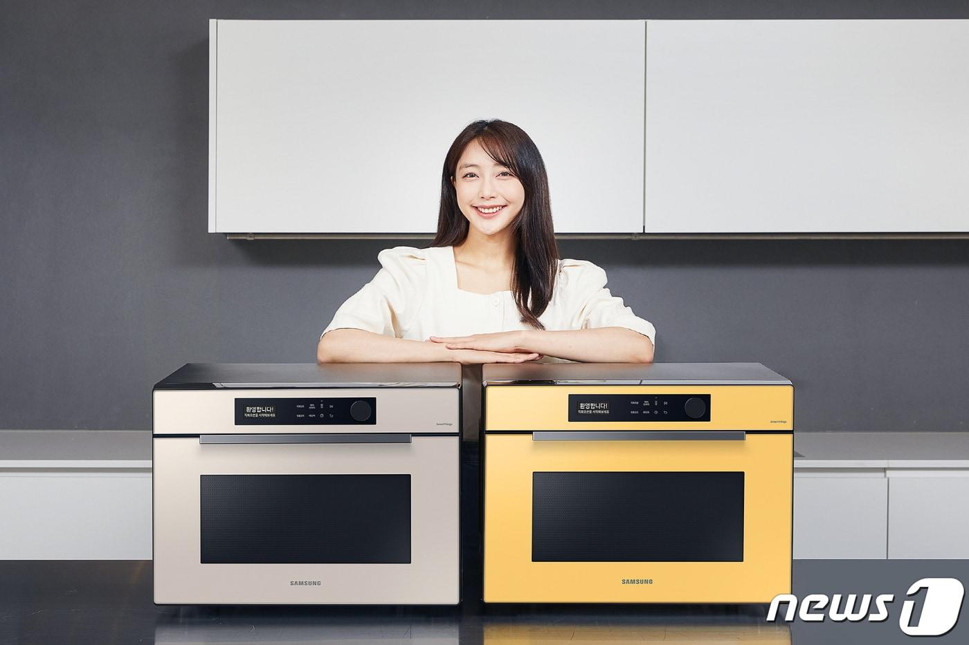 본문 이미지 - 삼성전자 모델이 수원 삼성전자 디지털시티 프리미엄하우스에서 개인 맞춤형 요리를 즐길 수 있는 '비스포크 직화오븐 AI' 신제품을 소개하고 있다. (삼성전자 제공)ⓒ 뉴스1