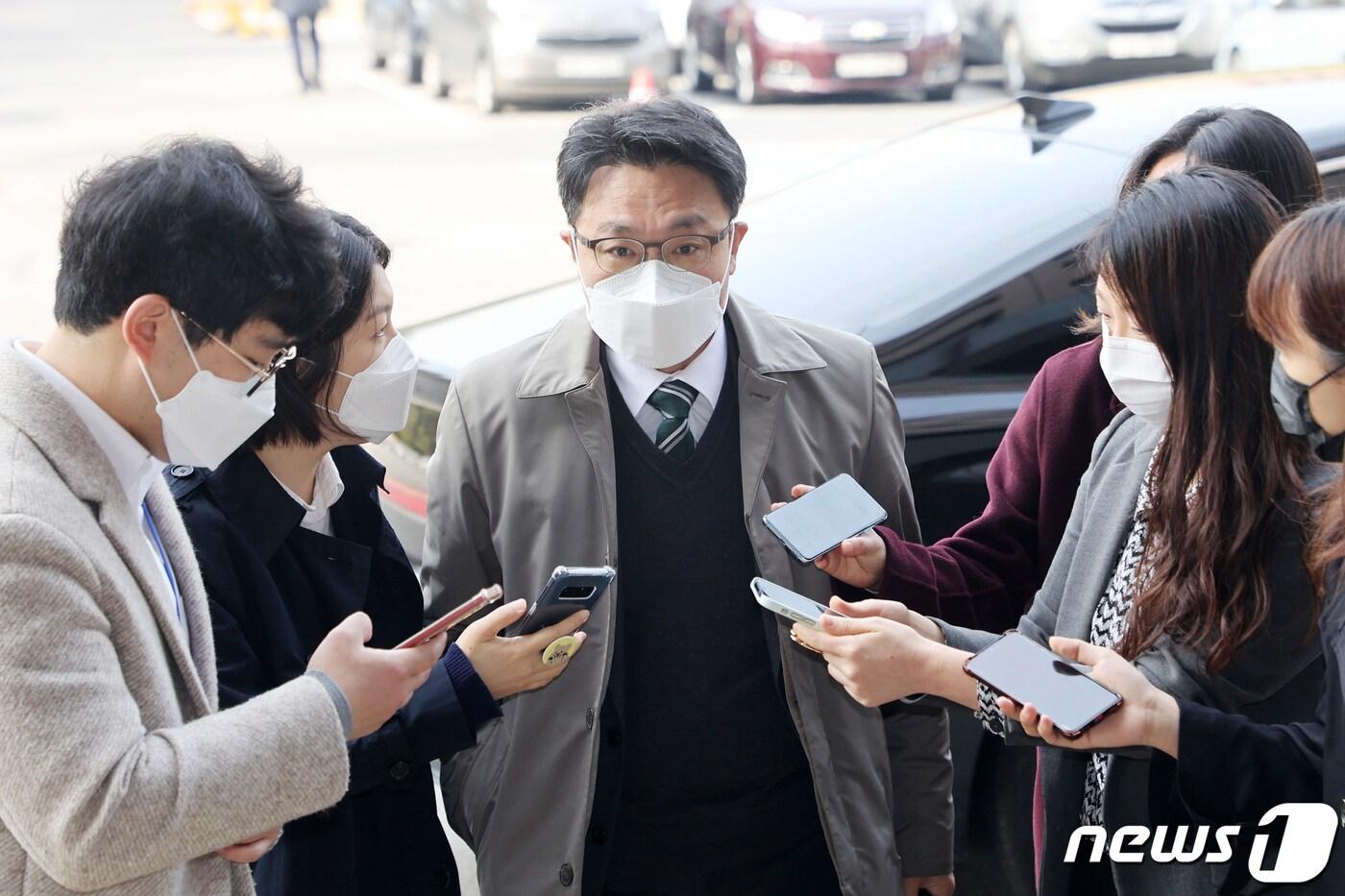 김진욱 고위공직자범죄수사처(공수처)장이 15일 오전 경기도 정부과천청사 내 공수처로 출근하며 취재진의 질문을 받고 있다. 2021.4.15/뉴스1 ⓒ News1 조태형 기자