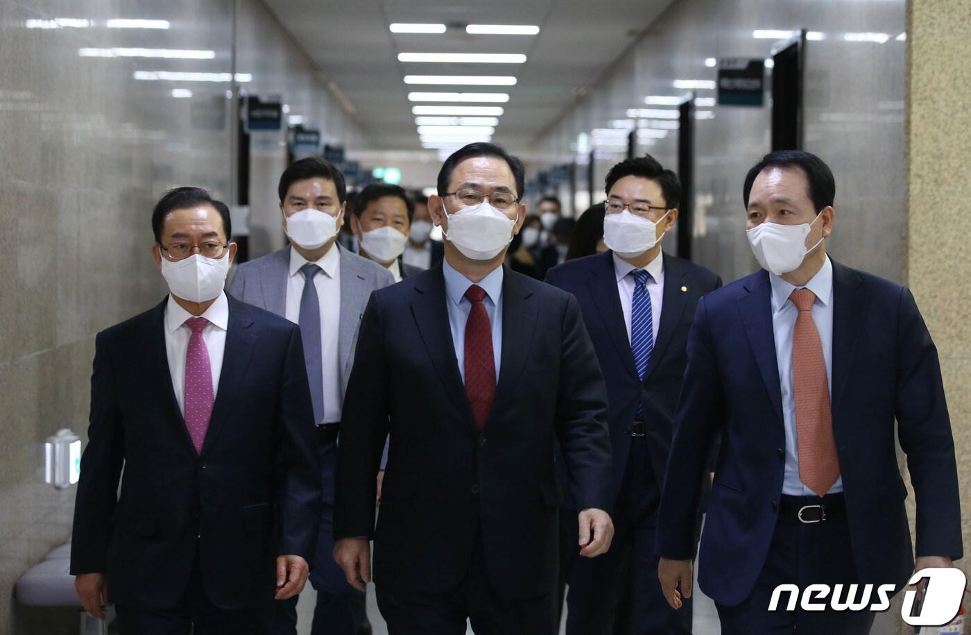 본문 이미지 - 주호영 국민의힘 대표 권한대행이 15일 오전 서울 여의도 국회에서 열린 비상대책위원회의에 참석하고 있다. 2021.4.15/뉴스1 ⓒ News1 박세연 기자