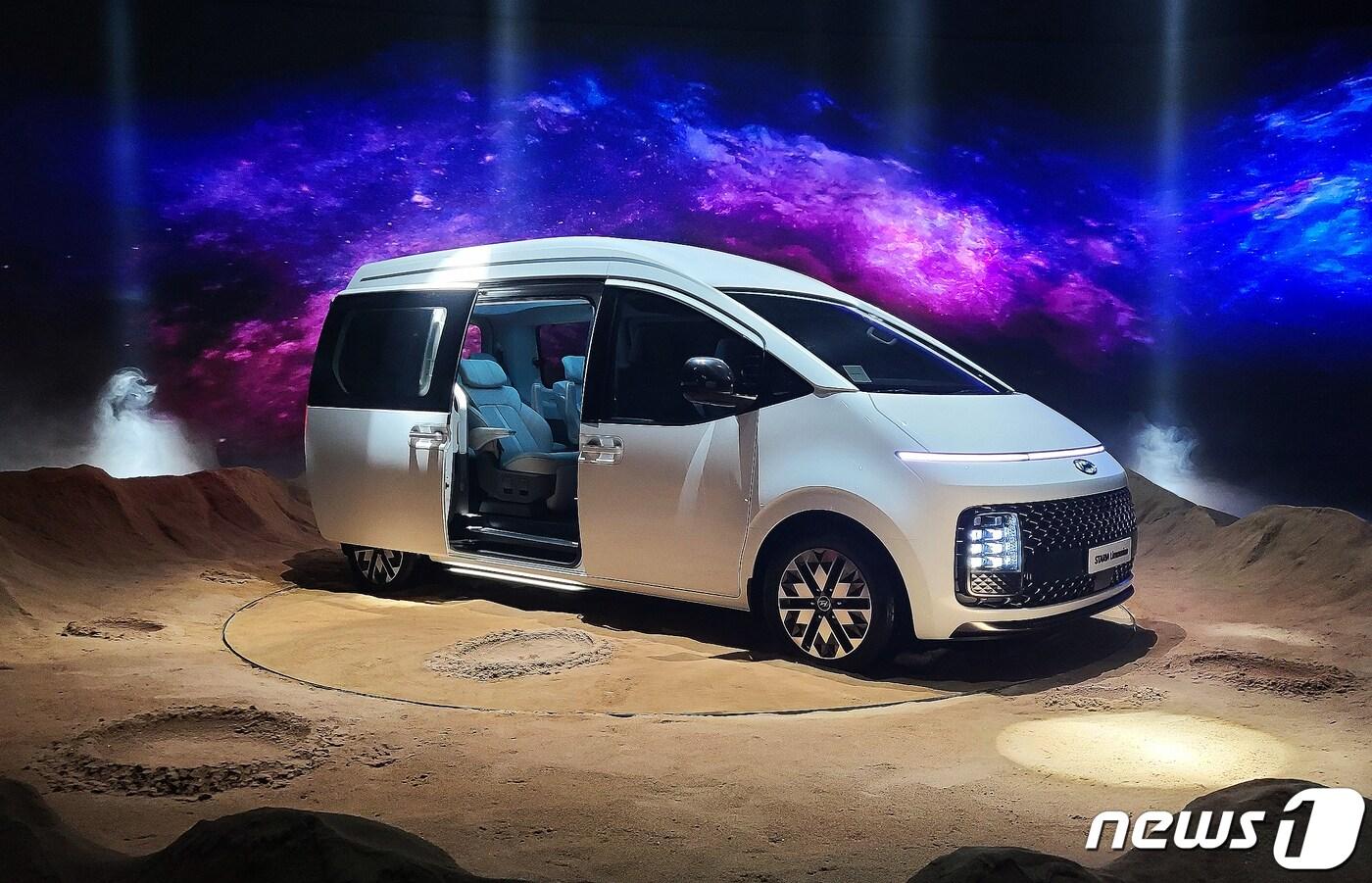 경기도 현대차 김포 스튜디오에 새로운 다목적 차량(MPV) '스타리아'(STARIA)가 전시돼 있다. 2021.4.16/뉴스1 ⓒ News1 이균진 기자