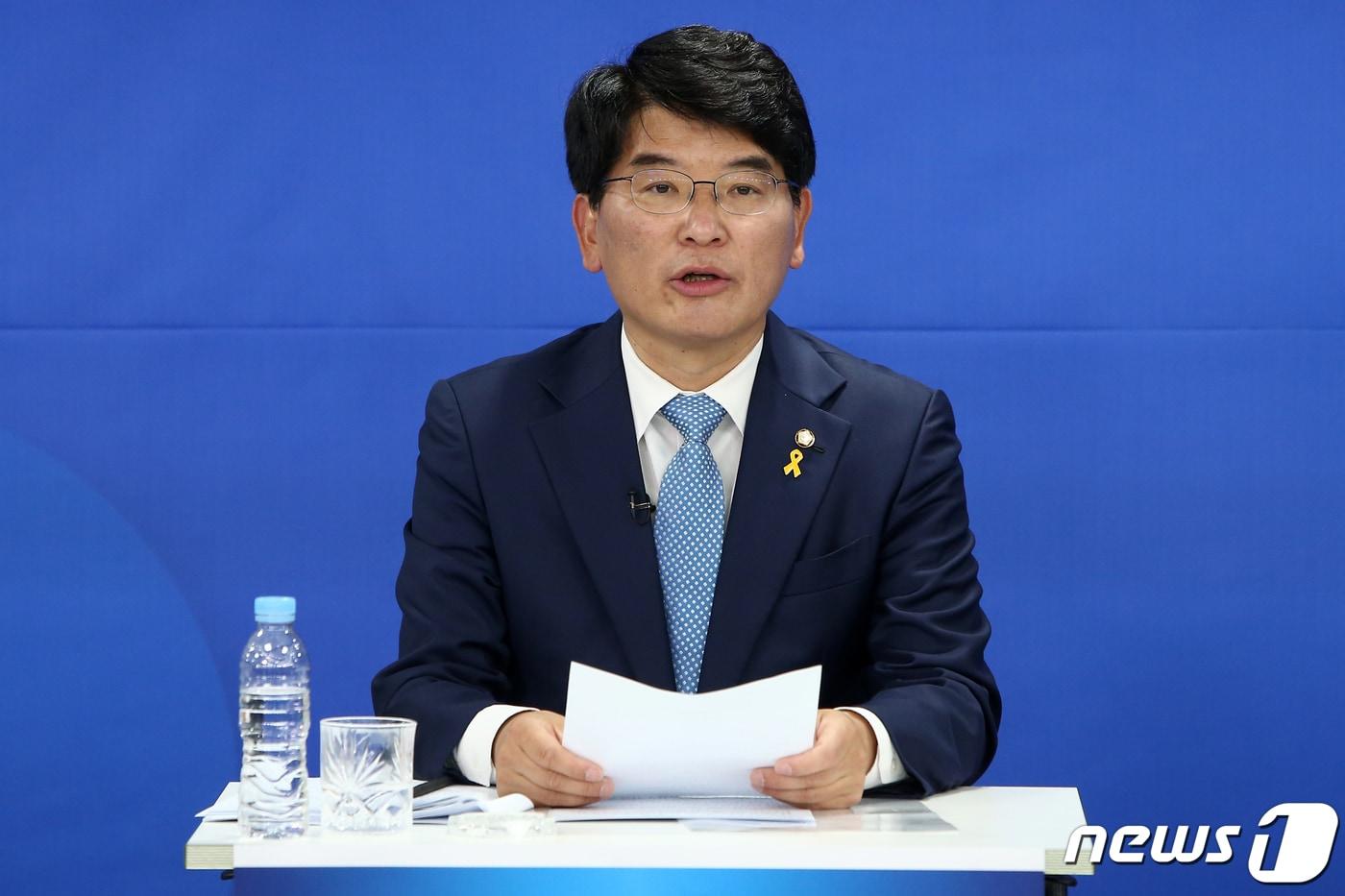 본문 이미지 - 박완주 후보가 15일 서울 여의도 더불어민주당 중앙당사에서 열린 원내대표 후보자 합동토론회에서 기조연설을 하고 있다. 2021.4.15/뉴스1 ⓒ News1 박세연 기자
