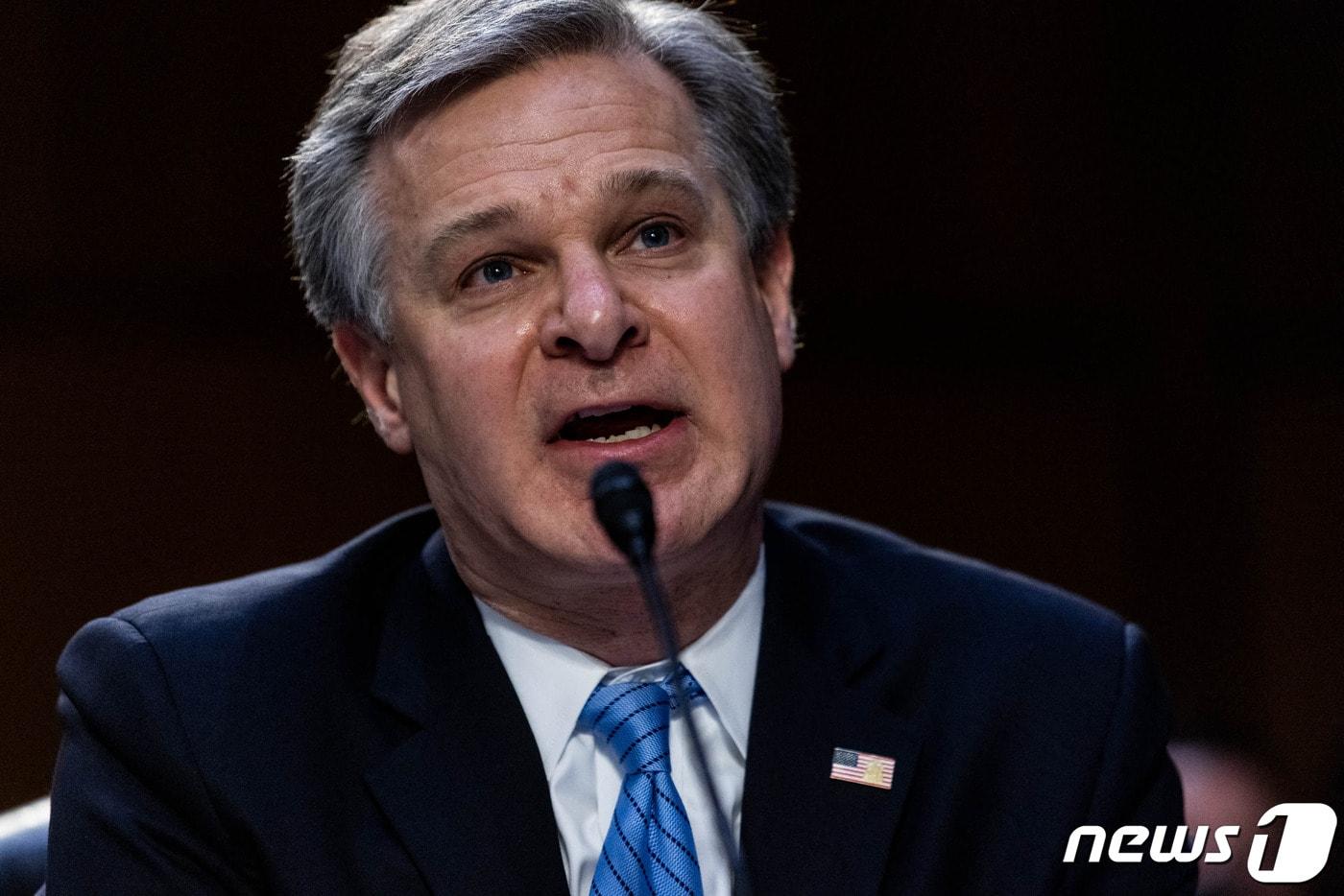 크리스토퍼 레이 미국 FBI 국장이 14일(현지시간) 워싱턴 의사당의 상원 정보위원회 청문회에 출석해 증언을 하고 있다. ⓒ AFP=뉴스1 ⓒ News1 우동명 기자