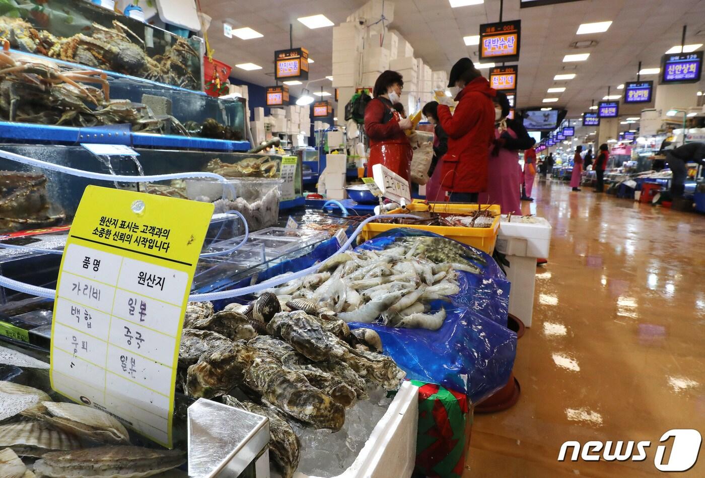 서울 동작구 노량진 수산시장이 한산한 모습을 보이고 있다. 2021.4.15/뉴스1 ⓒ News1 임세영 기자