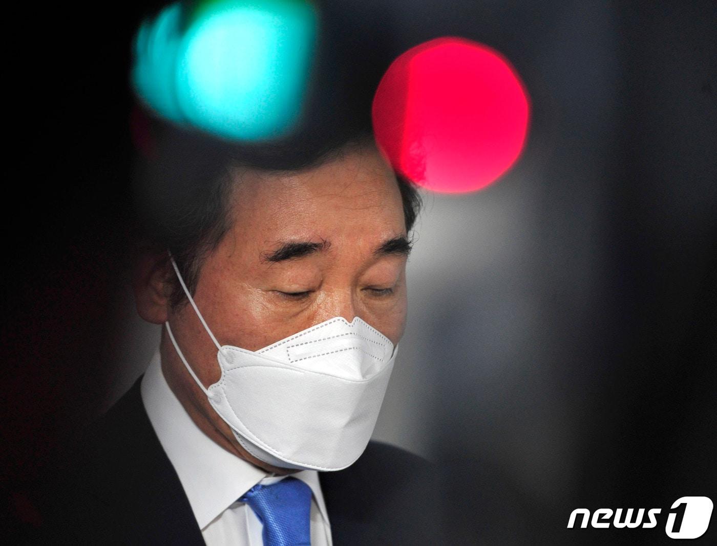 본문 이미지 - 코로나19 자가격리에서 해제된 이낙연 더불어민주당 전 대표가 15일 오후 서울 종로구 자택을 나서며 향후 행보에 대한 취재진 질문에 답하고 있다. 2021.4.15/뉴스1 ⓒ News1 국회사진취재단