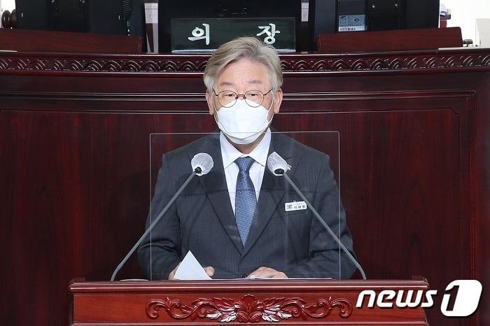 본문 이미지 - 이재명 경기도지사가 15일 진행된 경기도의회 도정질문에 답변을 하고 있다./ⓒ 뉴스1