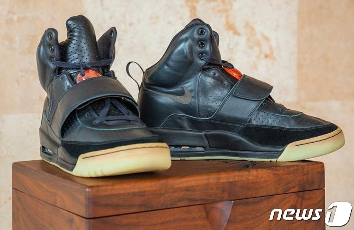 본문 이미지 - 카니예 웨스트가 2008년 제50회 그래미어워드에서 신은 나이키 에어 이지 1 프로토타입.(트위터 갈무리)ⓒ 뉴스1