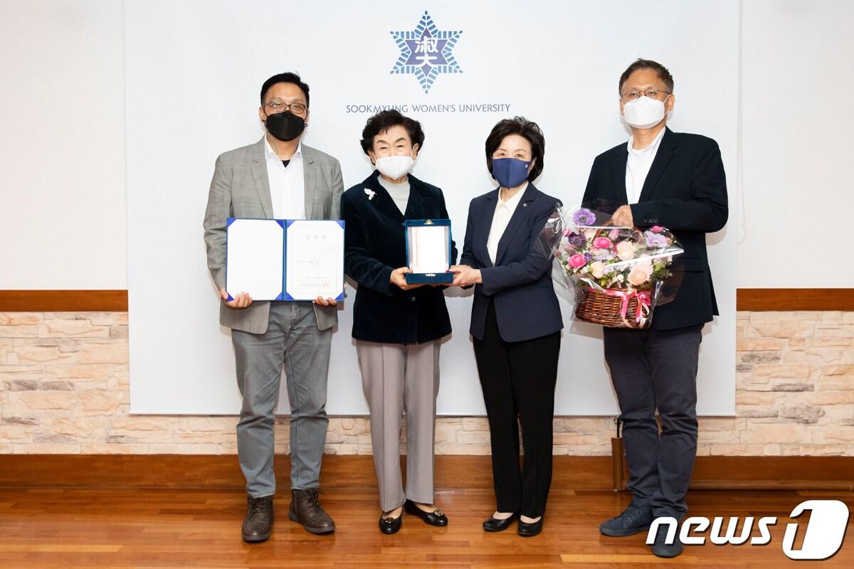 본문 이미지 - 숙명여자대학교는 지난 14일 고(故) 함시현 교수 명예연구교수 임명장 수여식을 개최했다. 왼쪽부터 함 명예연구교수의 동생 함창근씨, 어머니 최정숙씨, 장윤금 숙명여자대학교 총장, 동생 함창대씨.(숙명여자대학교 제공) ⓒ 뉴스1