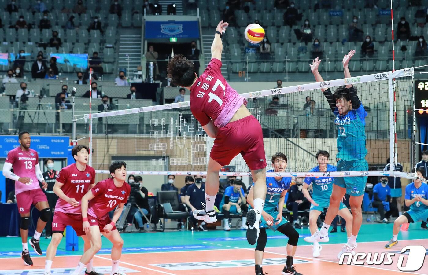 본문 이미지 - 15일 오후 서울 중구 장충체육관에서 열린 프로배구 남자부 '2020-2021 도드람 V-리그' 챔피언결정전 4차전 우리카드와 대한항공의 경기에서 대한항공 임동혁이 스파이크를 시도하고 있다. 2021.4.15/뉴스1 ⓒ News1 구윤성 기자