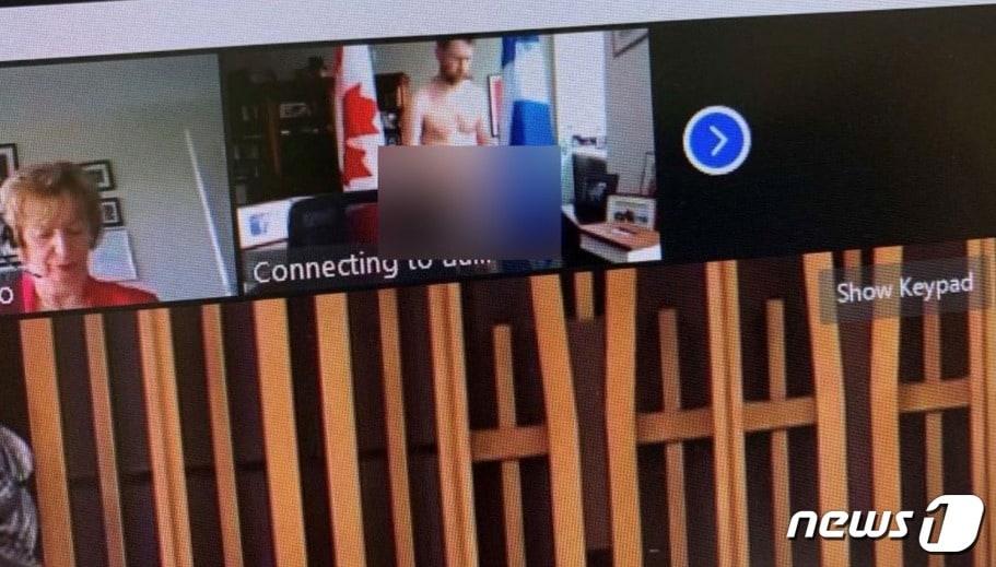 본문 이미지 - 윌리엄 아모스 의원의 알몸이 노출된 화면 - 트위터 갈무리