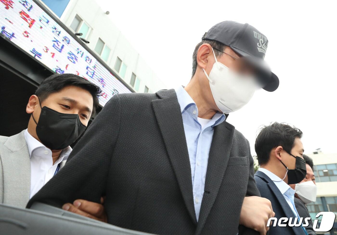 본문 이미지 - 용인 SK반도체클러스터 투기 의혹으로 구속영장이 청구된 경기도청 전 공무원 A씨가 16일 오전 경기도 수원시 영통구 수원남부경찰서 유치장에서 나와 검찰로 송치되고 있다. 2021.4.16/뉴스1 ⓒ News1 김영운 기자