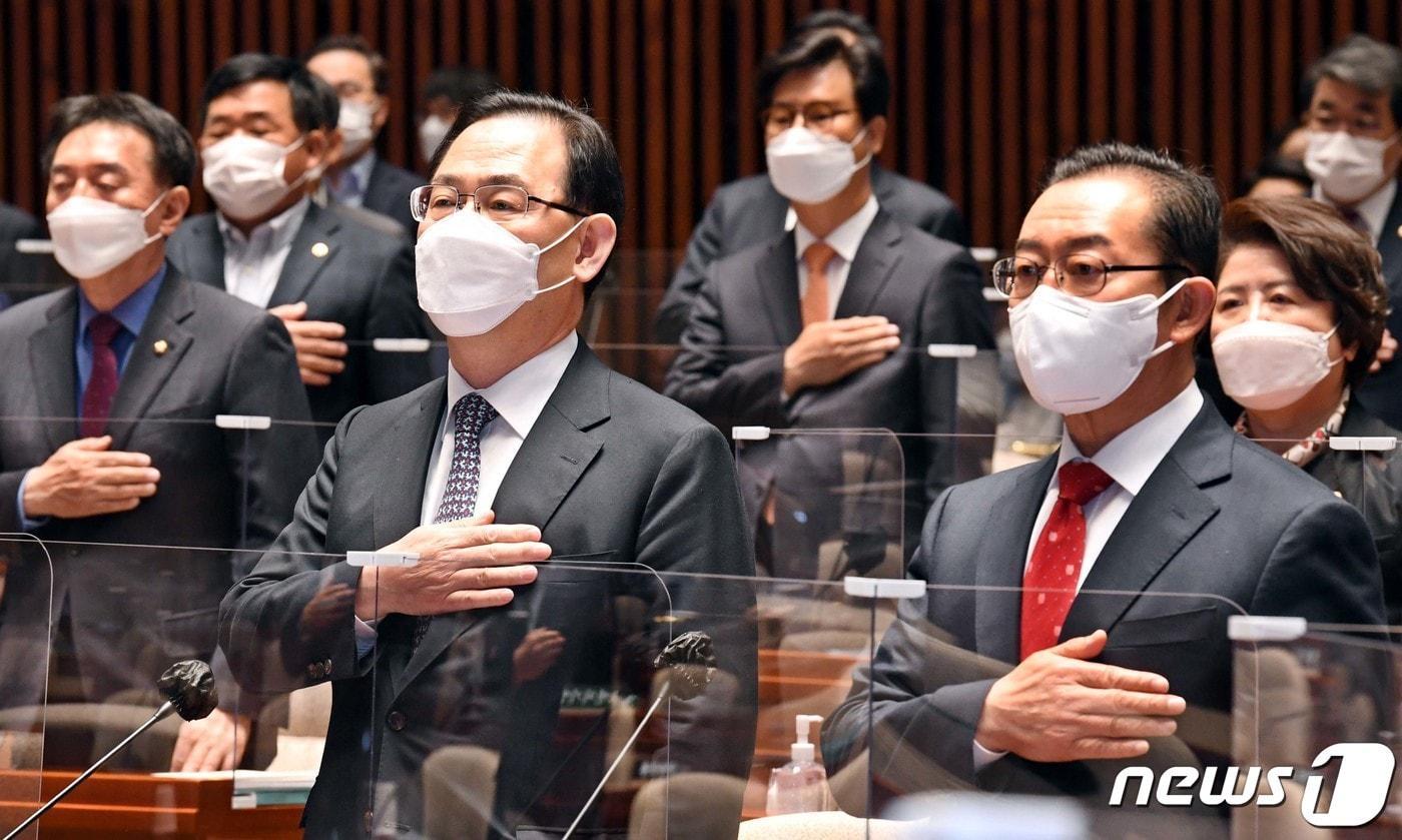 본문 이미지 - 주호영 국민의힘 대표 권한대행과 이종배 정책위의장이 16일 오전 서울 여의도 국회에서 열린 의원총회에서 국민의례를 하고 있다. 2021.4.16/뉴스1 ⓒ News1 박세연 기자