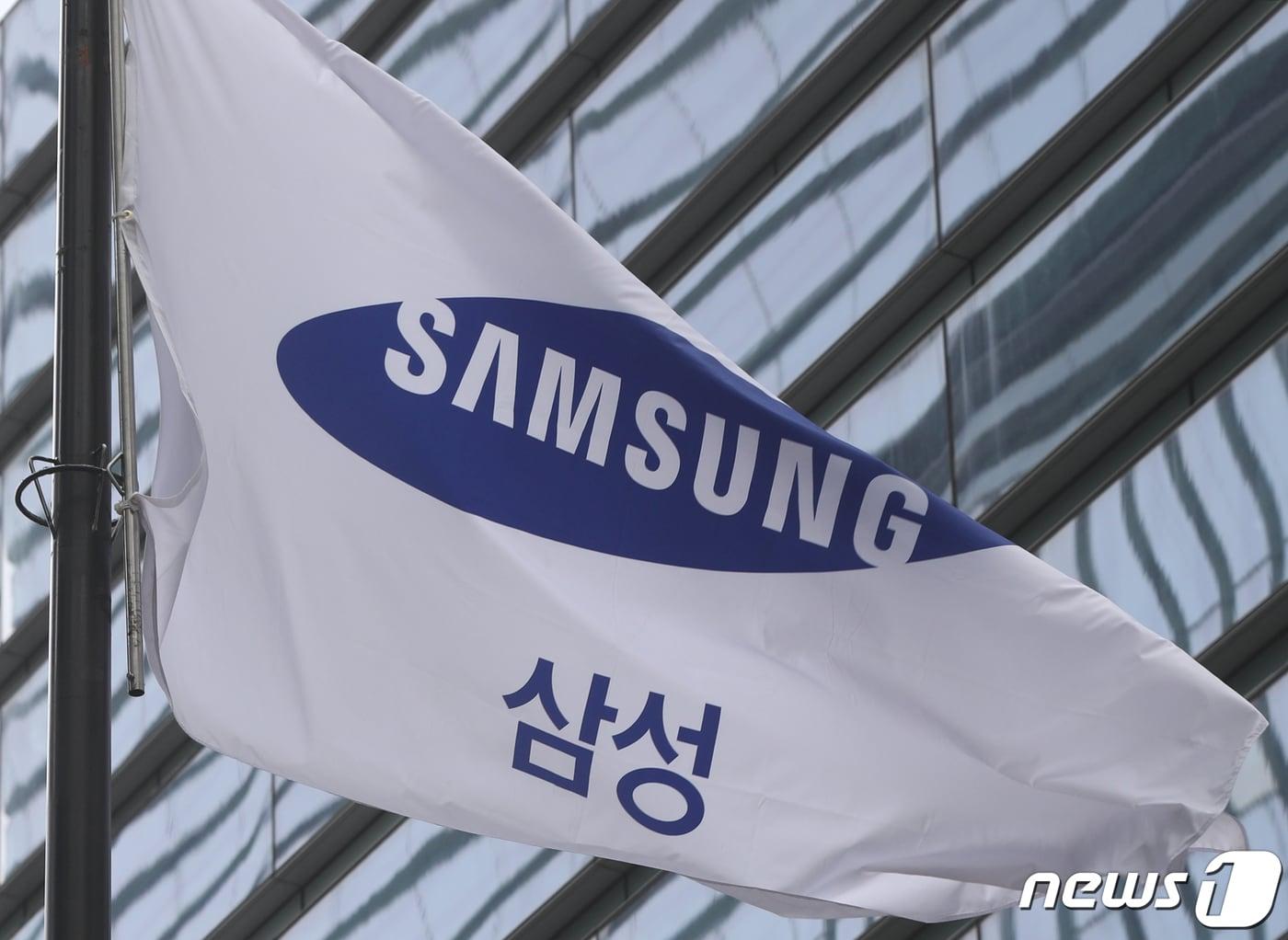 본문 이미지 - 서울 서초구 삼성전자 서초사옥에 삼성 깃발이 걸려 있다./뉴스1 ⓒ News1 신웅수 기자