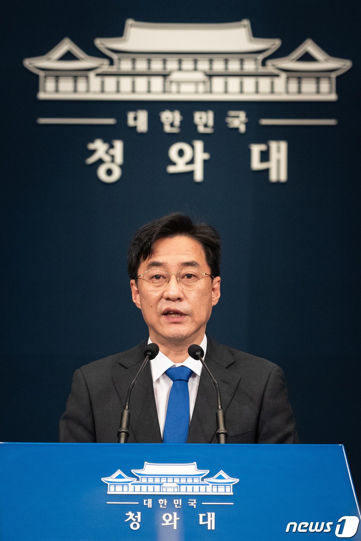 본문 이미지 - 강민석 신임 경기도 대변인. 사진은 문재인 정부 청대와 대변인 시절 모습. /뉴스1 ⓒ