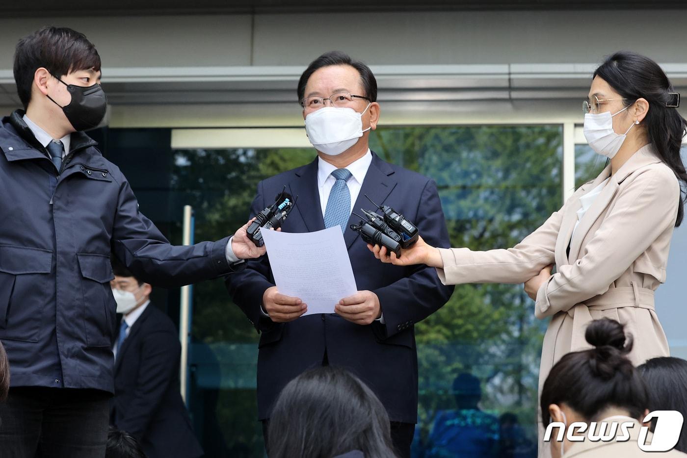 본문 이미지 - 국무총리 후보자로 지명된 김부겸 전 행정안전부 장관이 16일 오후 서울 종로구 금융감독원연수원에서 지명 소감을 밝히기 위해 이동하고 있다. 2021.4.16 /뉴스1 ⓒ News1 조태형 기자