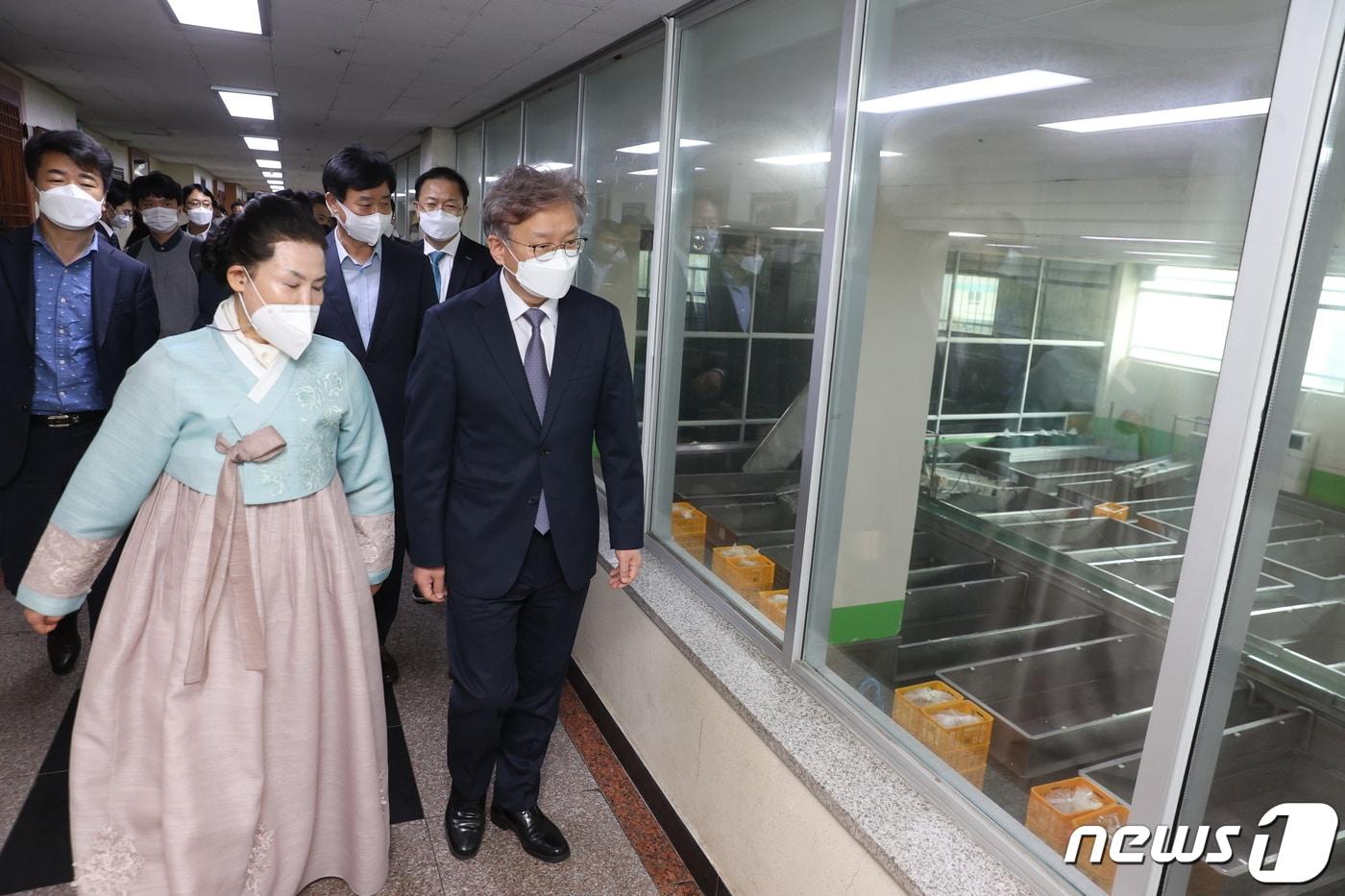 본문 이미지 - 권칠승 중소벤처기업부 장관이 지난 4월 16일 경기도 수원 소재 김치 스마트공장을 구축해 운영중인 풍미식품을 찾아 생산시설을 둘러보고 있다. (중소벤처기업부 제공) 2021.4.16/뉴스1