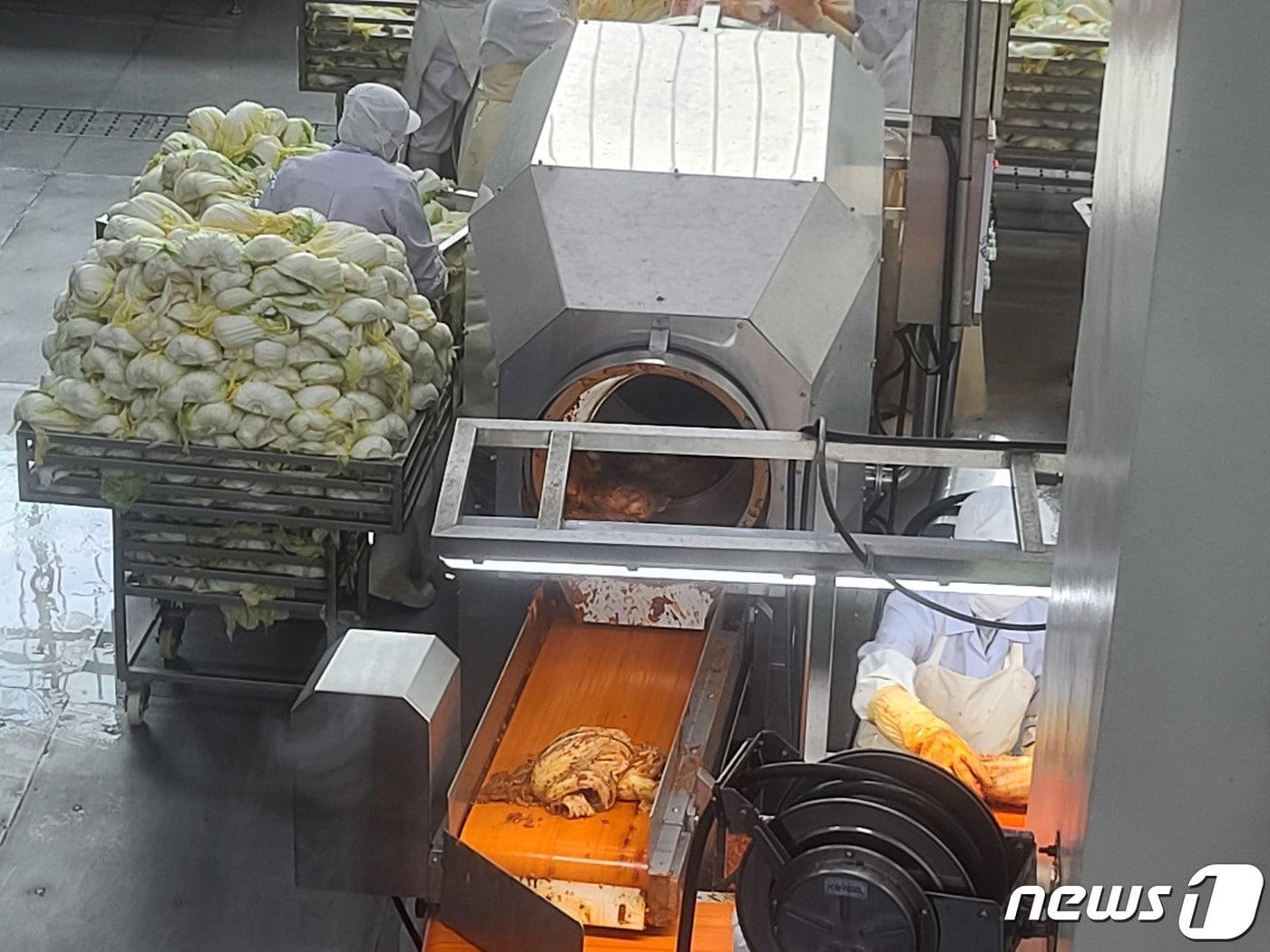 본문 이미지 - 중기중앙회, 중기부, 삼성전자의 도움으로 스마트공장화된 풍림식품 양념 넣기 생산라인 ⓒ 뉴스1