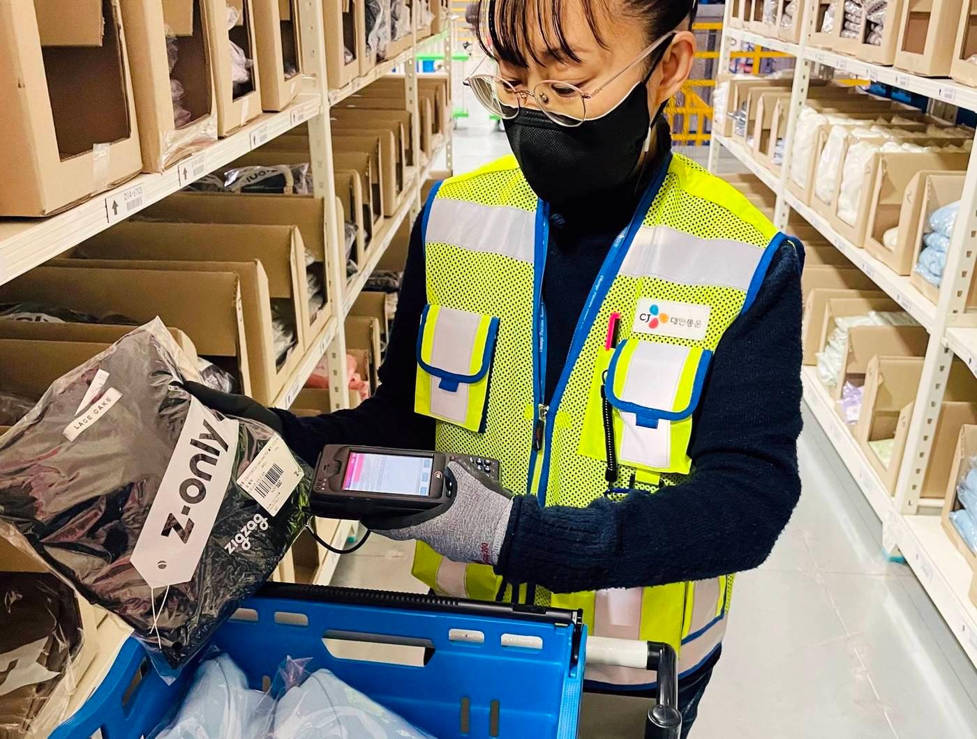 본문 이미지 - CJ대한통운 곤지암 e-풀필먼트 센터에서 지그재그 의류 상품의 발송 준비작업이 진행되고 있다.(CJ대한통운 제공)