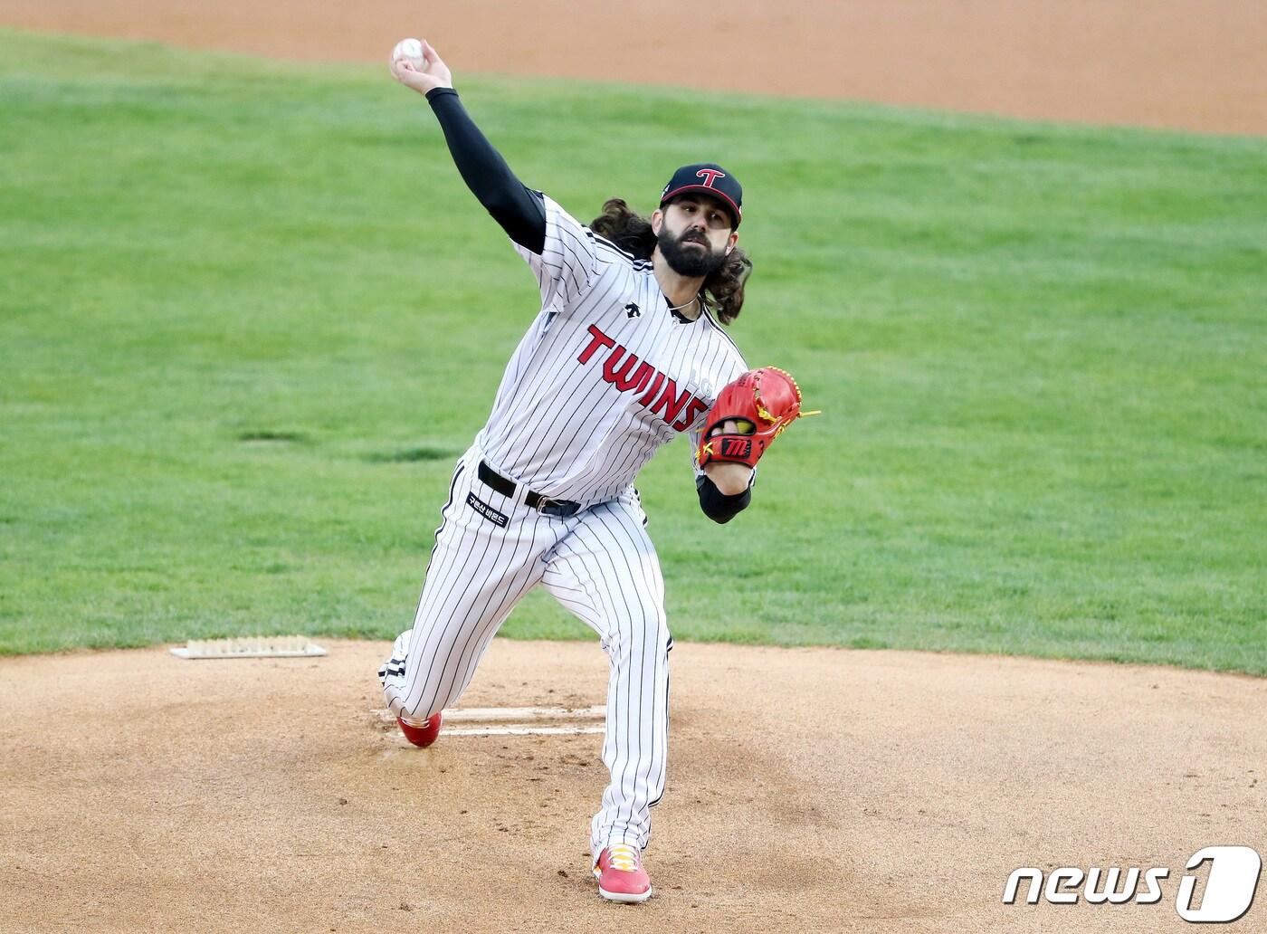 본문 이미지 - 16일 오후 서울 잠실야구장에서 열린 '2021 신한은행 SOL KBO리그' 두산 베어스와 LG트윈스의 경기, 1회초 LG 선발투수 켈리가 역투하고 있다. 2021.4.16/뉴스1 ⓒ News1 이동해 기자