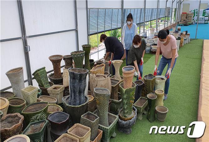 본문 이미지 - 고양국제꽃박람회는 다음달부터 각 가정에서 기부받은 폐화분을 이용한 재생사업을 진행한다. (고양국제꽃박람회 제공)ⓒ 뉴스1