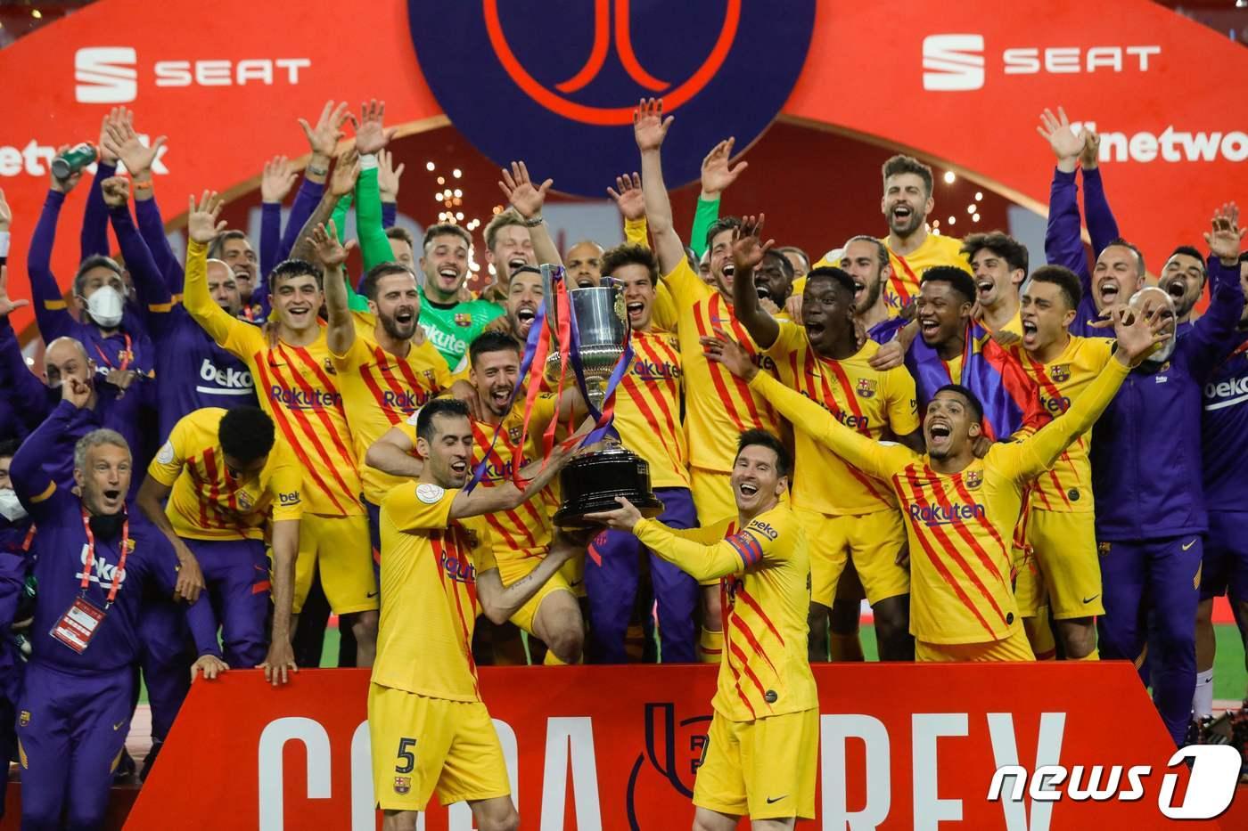 본문 이미지 - 국왕컵 우승을 차지한 FC바르셀로나 선수들이 기뻐하고 있다. ⓒ AFP=뉴스1