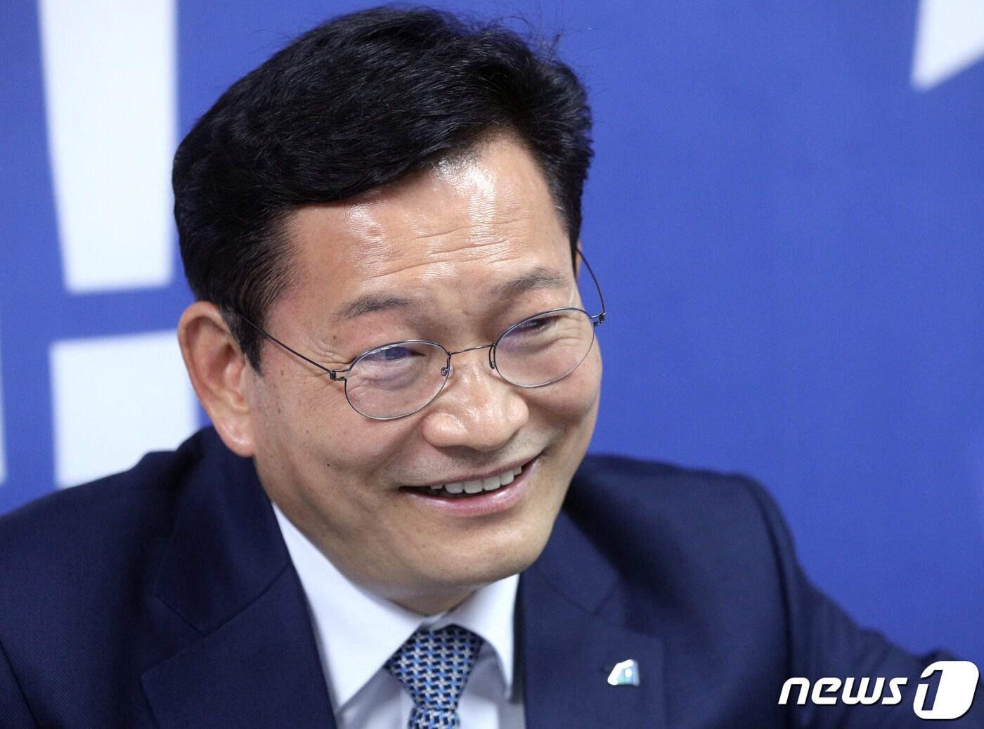 본문 이미지 - 송영길 더불어민주당 당대표 후보자가 18일 서울 여의도에 마련된 자신의 캠프에서 뉴스1과 인터뷰를 하고 있다. 2021.4.18/뉴스1 ⓒ News1 신웅수 기자