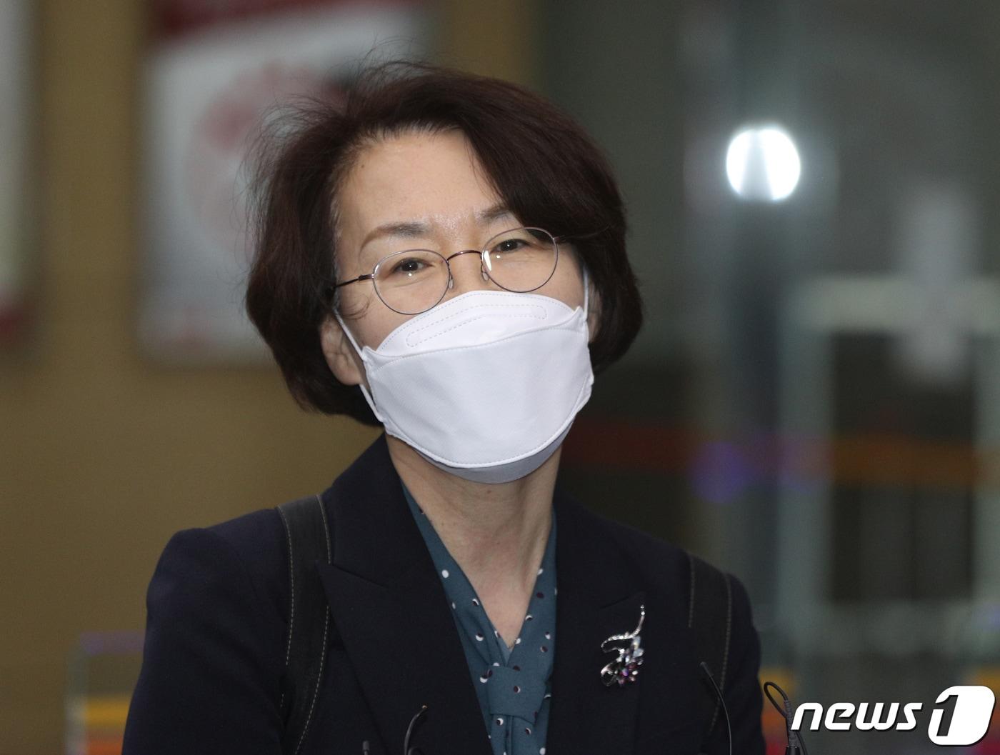 본문 이미지 - 임혜숙 과학기술정보통신부 장관 후보자가 19일 오전 서울 광화문우체국에 마련된 청문회 준비 사무실로 출근하고 있다. 2021.4.19/뉴스1 ⓒ News1 신웅수 기자