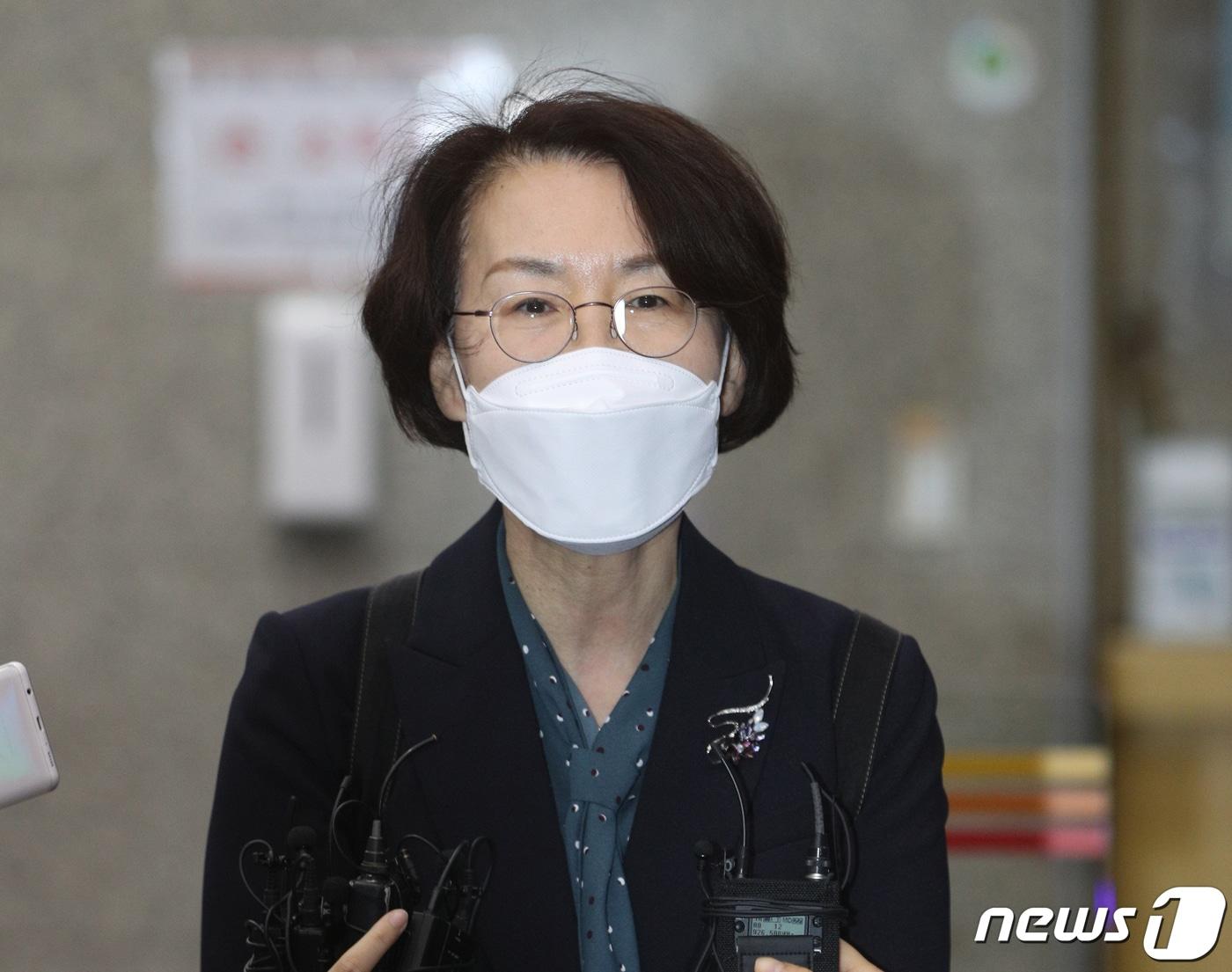 본문 이미지 - 임혜숙 과학기술정보통신부 장관 후보자가 19일 오전 서울 광화문우체국에 마련된 청문회 준비 사무실로 출근하며 취재진의 질의에 답변하고 있다. 2021.4.19/뉴스1 ⓒ News1 신웅수 기자