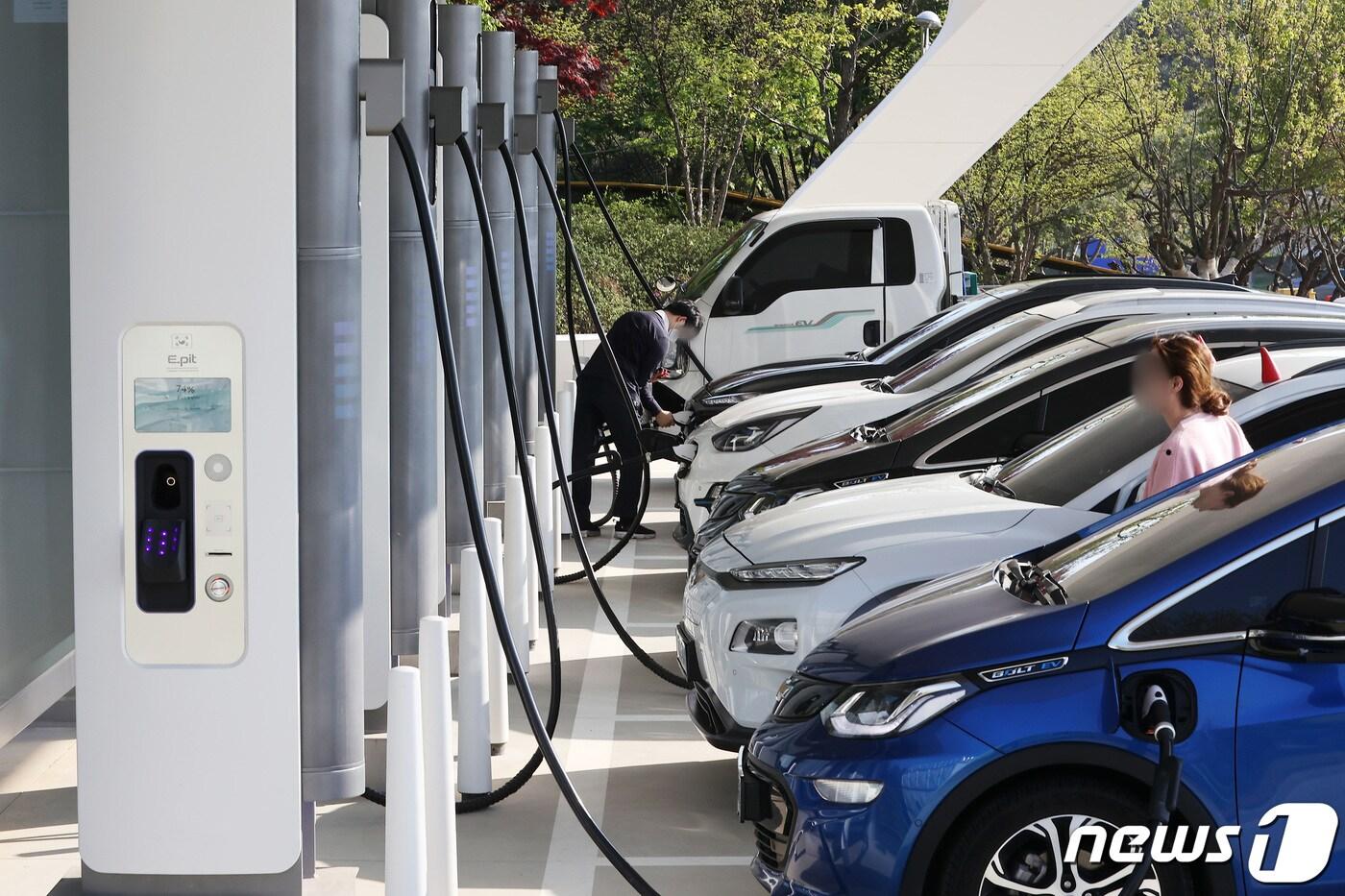 경기도 안성시 원곡면 경부고속도로 안성휴게소 서울 방향에 설치된 초고속 전기차 충전소가 전기차들로 가득 차 있다. 뉴스1 ⓒ News1 조태형 기자