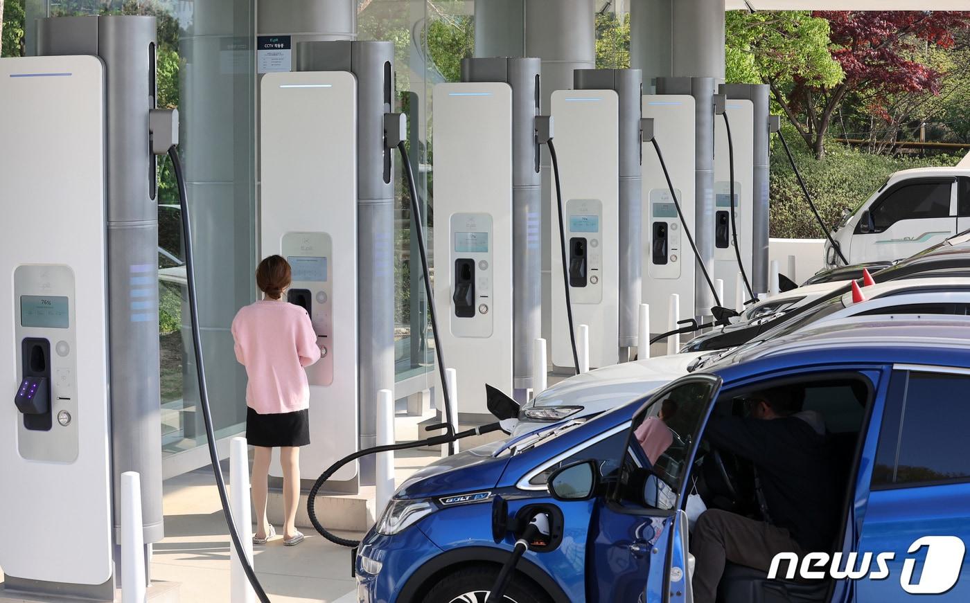 경기도 안성시 원곡면 경부고속도로 안성휴게소 서울 방향에 설치된 초고속 전기차 충전소. (자료사진)  ⓒ News1 조태형 기자