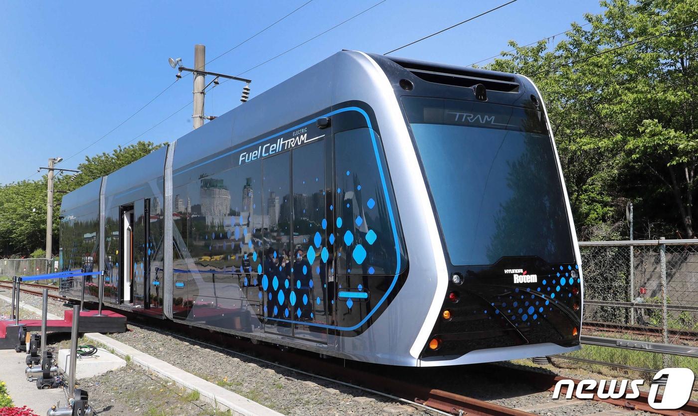 19일 오후 경남 창원시 현대로템 창원공장에서 공개된 수소트램 컨셉카. (산업통상자원부 제공) 2021.4.19/뉴스1