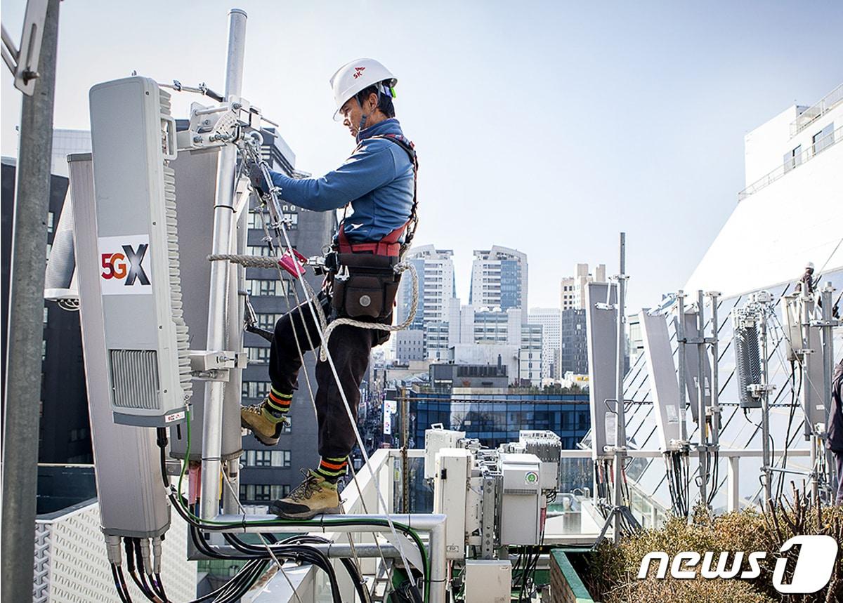 본문 이미지 - SK텔레콤·KT·LG유플러스 3사의 28기가헤르츠(㎓) 5세대(5G) 기지국 의무구축 이행률이 연말까지도 0.7%에 머물렀다. (SK텔레콤 제공) ⓒ 뉴스1