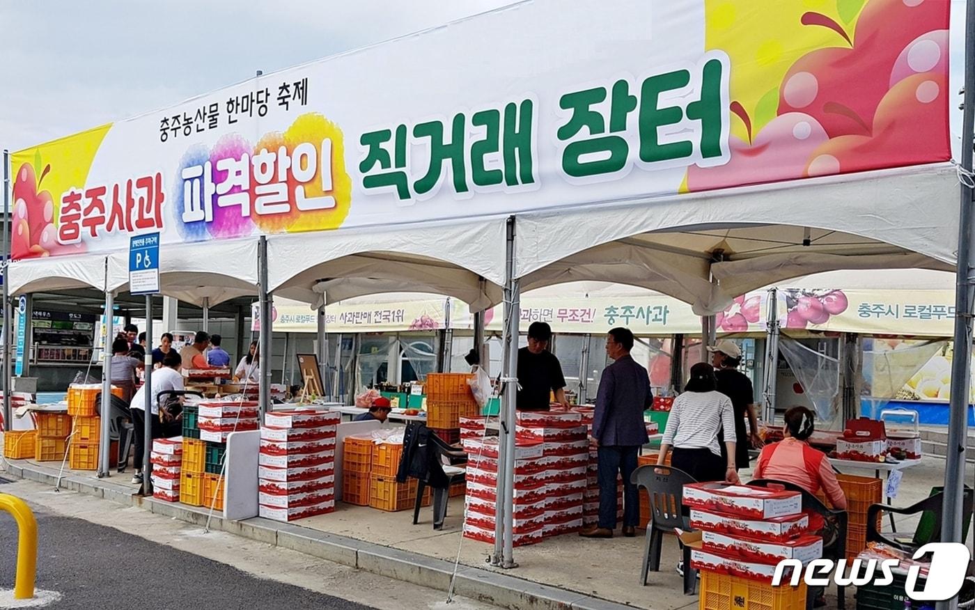 본문 이미지 - 2일 충북 충주시가 중부내륙고속도로와 평택제천간 고속도로 휴게소에서 운영하는 농·특산물 직거래 장터 누적 판매액이 200억원을 돌파했다고 밝혔다. 사진은 충주시 로컬푸드 행복장터 모습.(충주시 제공)2021.4.2/ⓒ 뉴스1