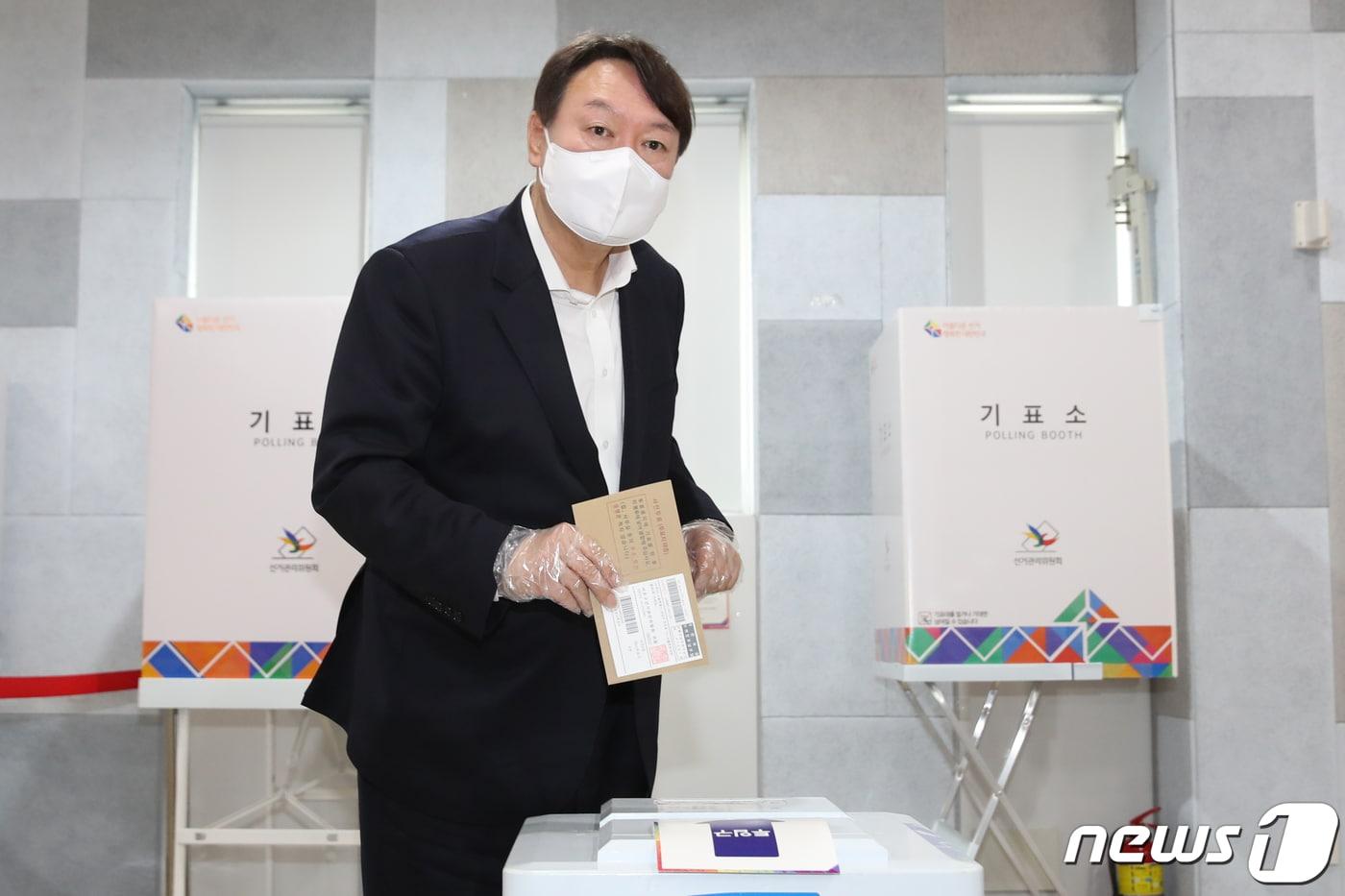 본문 이미지 - 윤석열 전 검찰총장이 2일 오전 서울 서대문구 남가좌1동주민센터에 마련된 사전투표소에서 투표를 하고 있다. 2021.4.2/뉴스1 ⓒ News1 신웅수 기자