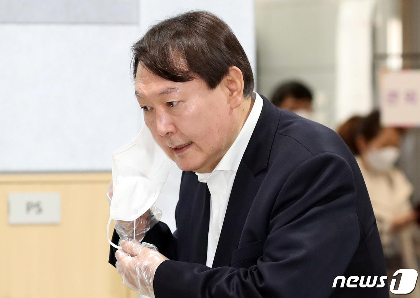 윤석열 전 검찰총장의 부친 윤기중 연세대 명예교수가 2일 오전 서울 서대문구 남가좌1동주민센터에 마련된 사전투표소에서 투표를 하고 있다. 2021.4.2/뉴스1 ⓒ News1 신웅수 기자