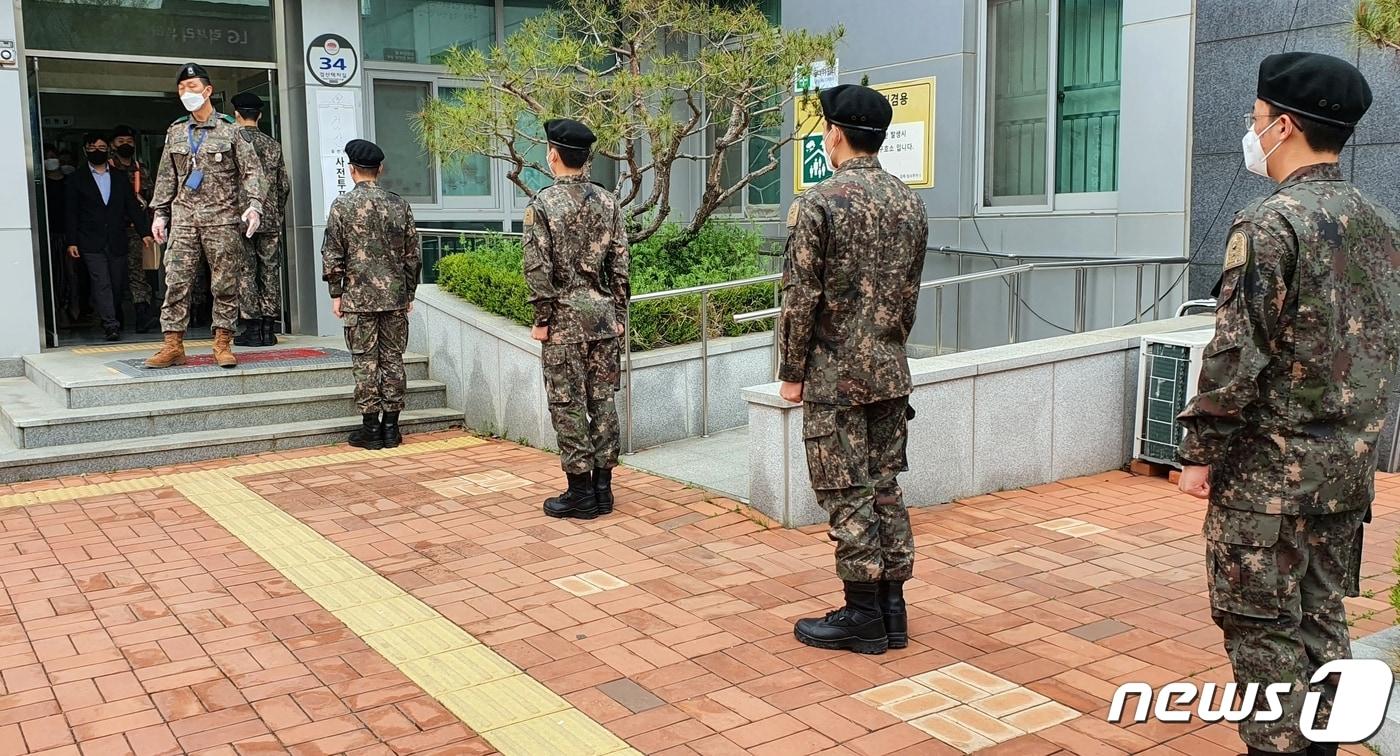 본문 이미지 - 김제시 나선거구 기초의원 보궐선거 사전투표소인 검산동행복지센터에 육군훈련소 30연대 장병들이 투표를 하기 위해 줄을 서서 기다리고 있다.ⓒ 뉴스1