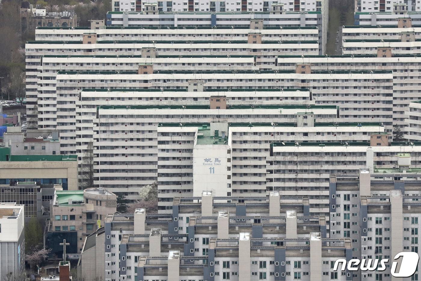 본문 이미지 - 서울 강남구 은마아파트를 비롯한 일대 아파트 단지 모습. 2021.4.2/뉴스1 ⓒ News1 민경석 기자