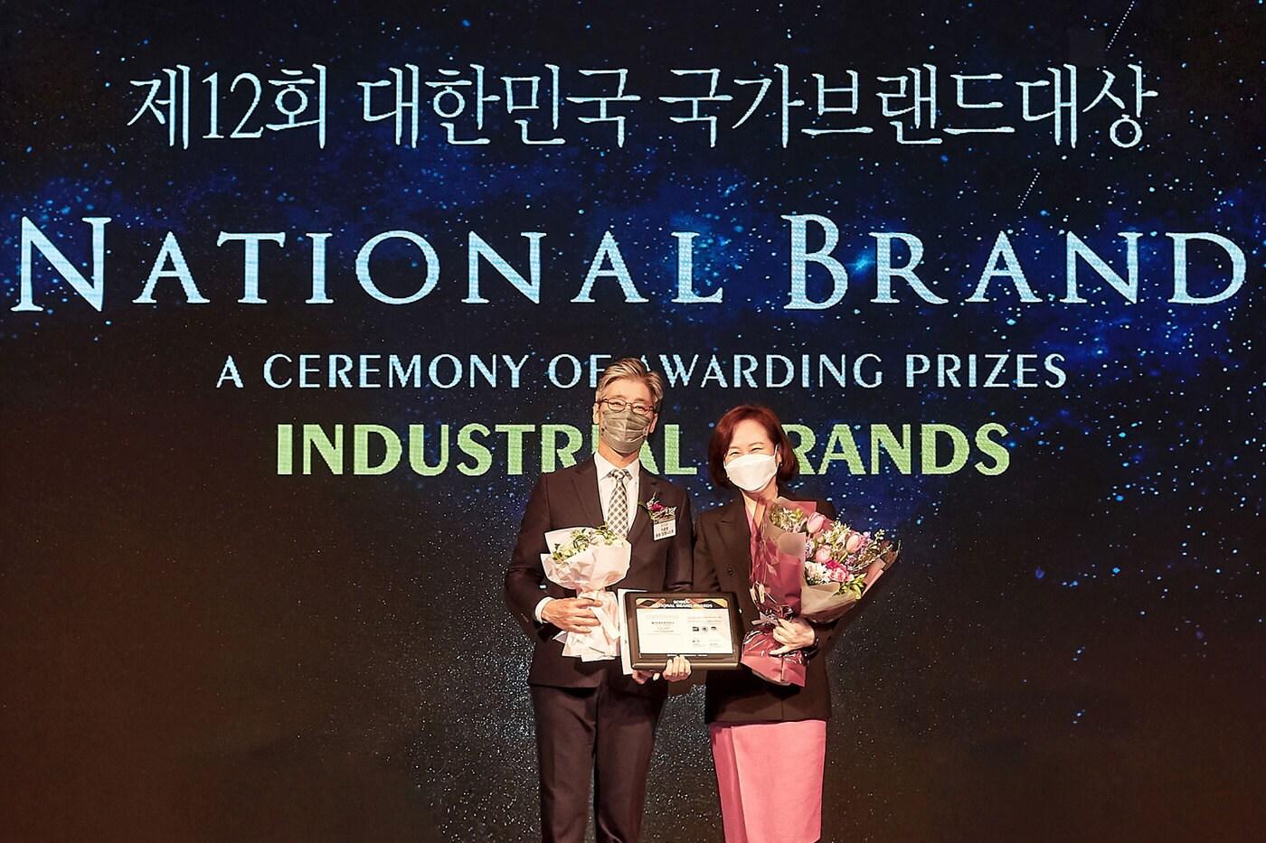 2021 국가브랜드대상 호텔리〮조트 부문 1위를 수상한 워커힐 호텔앤리조트의 황은미 총지배인(오른쪽)ⓒ 뉴스1