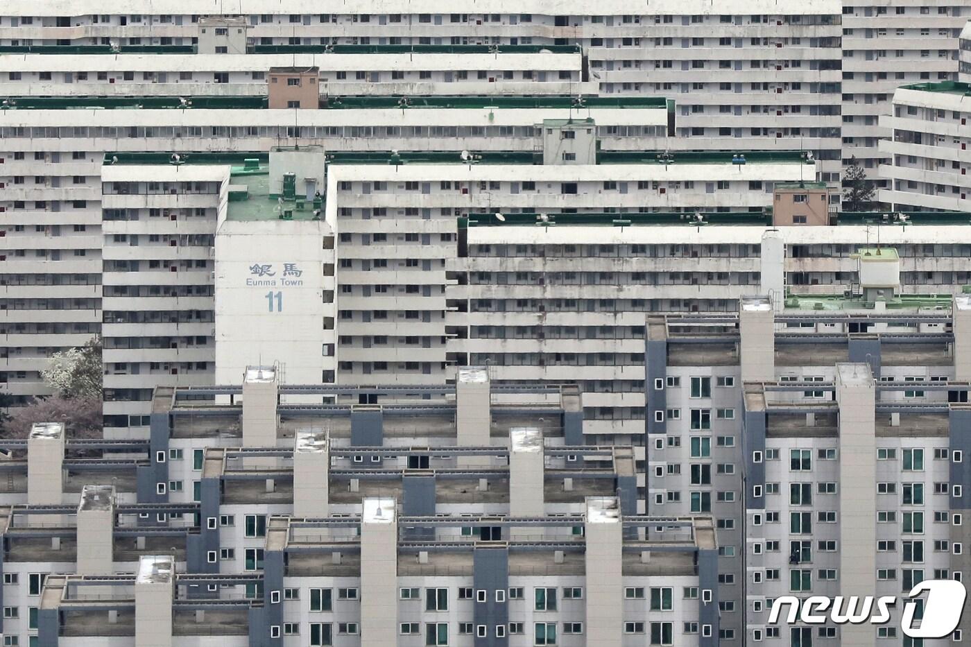 본문 이미지 - 서울 강남 은마아파트를 비롯한 일대 아파트 단지 모습. 2021.4.2/뉴스1 ⓒ News1 민경석 기자
