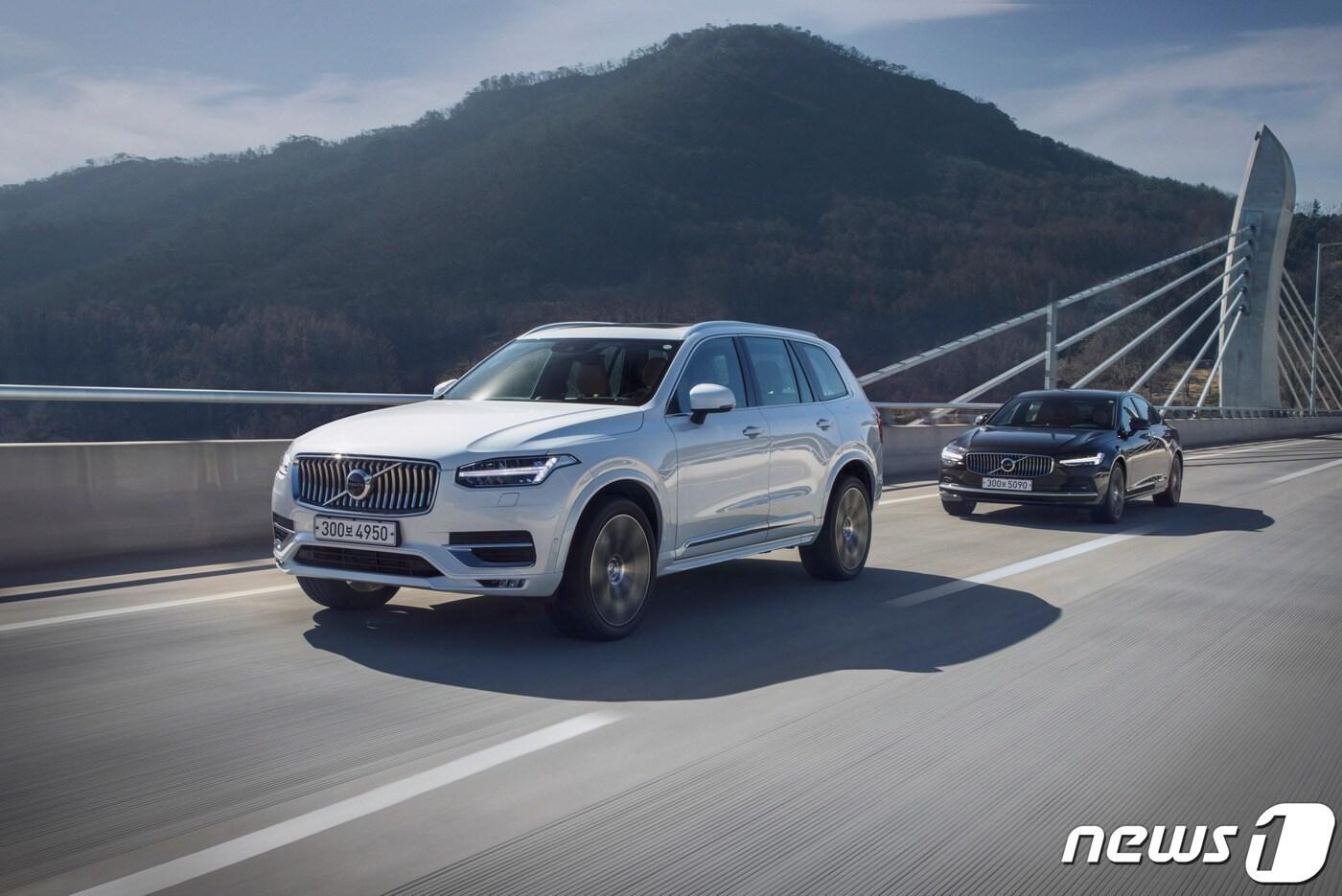 본문 이미지 - XC90 B6 AWD 인스크립션과 S90 B6 AWD 인스크립션(사진제공=볼보코리아) ⓒ 뉴스1