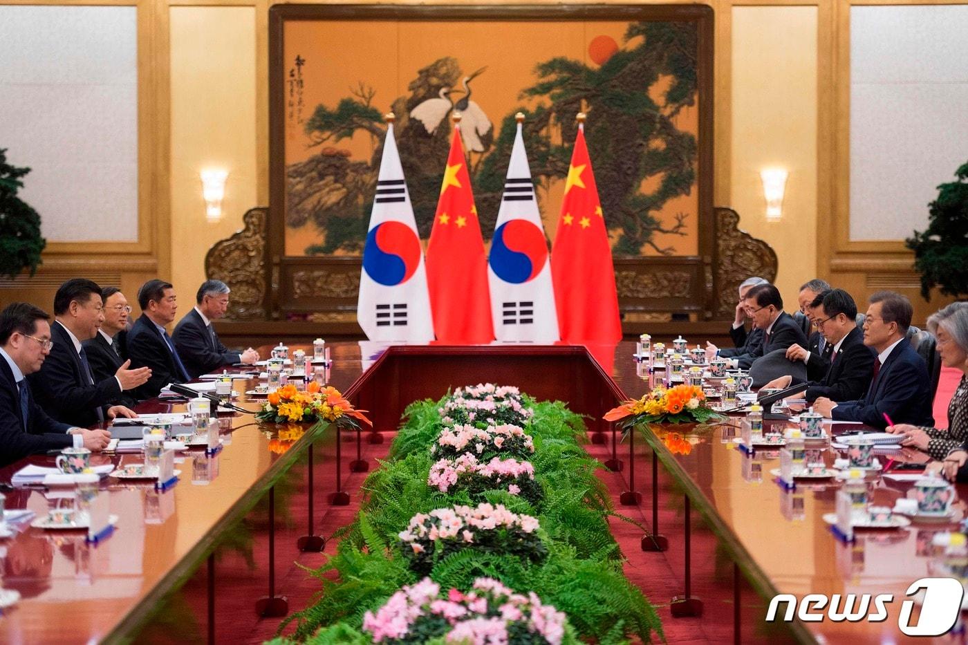 본문 이미지 - 문재인 대통령과 시진핑 중국 국가주석의 한중정상회담 <자료사진> ⓒ AFP=뉴스1