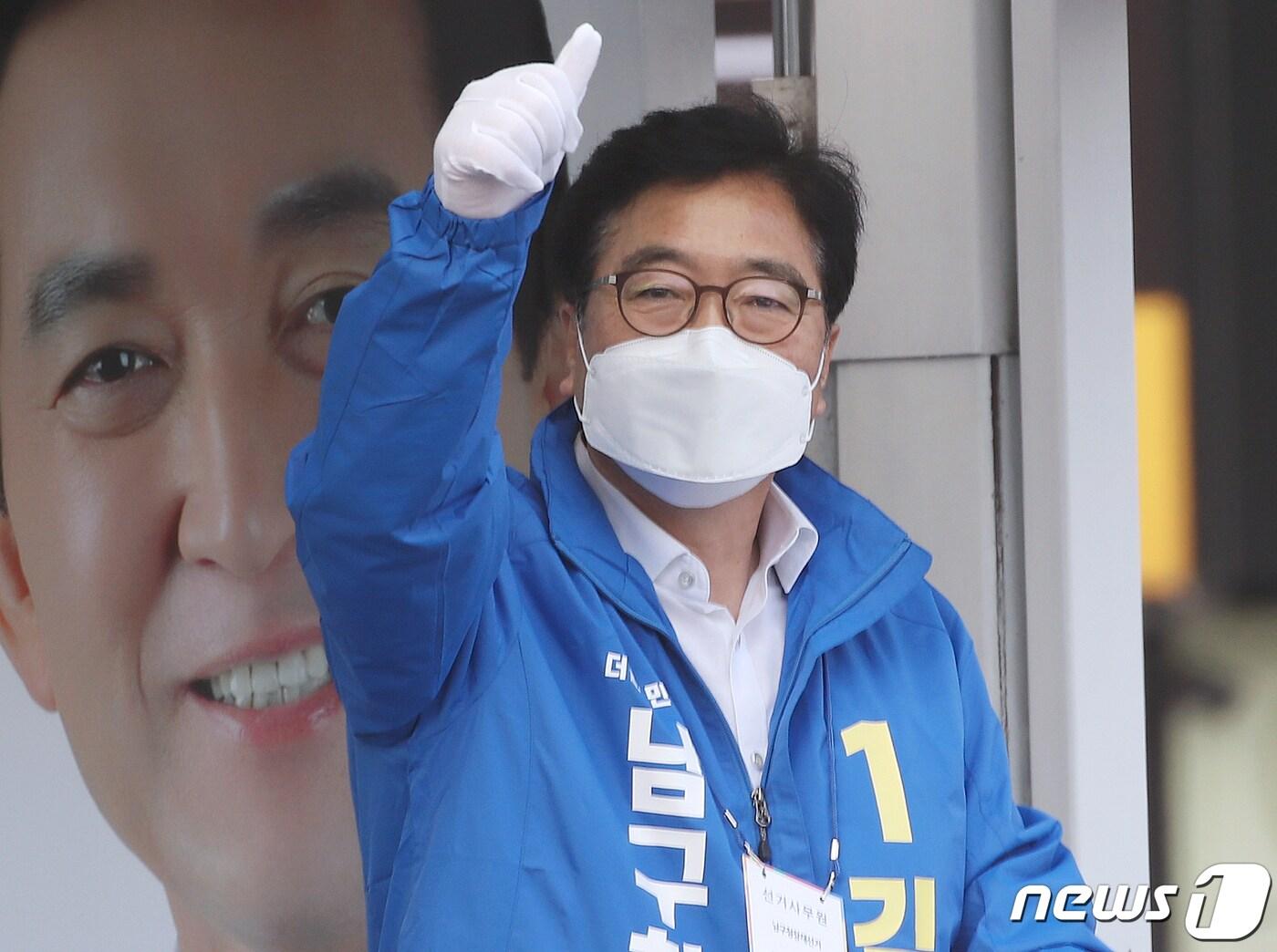 본문 이미지 - 우원식 더불어민주당 의원이 2일 오후 울산 남구 신복로터리에서 4·7 재보궐선거 울산 남구청장 재선거에 출마한 김석겸 후보 지원유세를 하고 있다. 2021.4.2/뉴스1 ⓒ News1 윤일지 기자