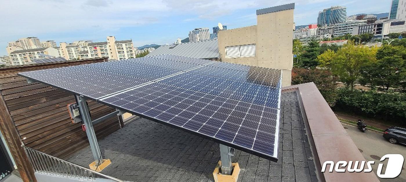 본문 이미지 - 태양광 발전 설비를 설치한  주택.(성남시 제공) ⓒ 뉴스1 