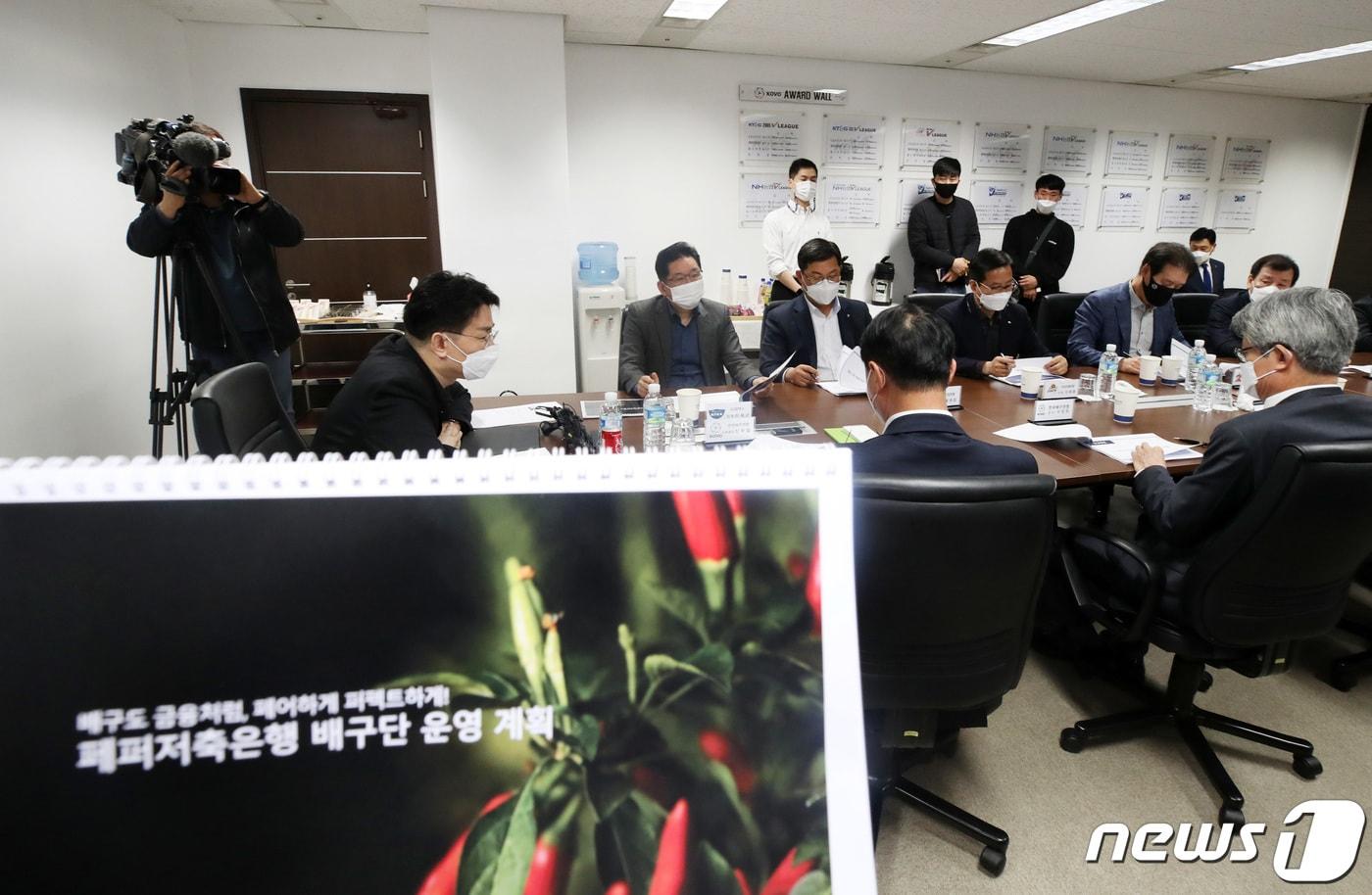 본문 이미지 - 20일 오전 서울 마포구 한국배구연맹에서 열린 제17기 제4차 이사회 및 임시총회가 진행되고 있다. 이번 이사회에서는 여자 프로배구 신생구단인 페퍼저축은행 창단 최종 승인 여부가 논의될 예정이다. 2021.4.20/뉴스1 ⓒ News1 조태형 기자