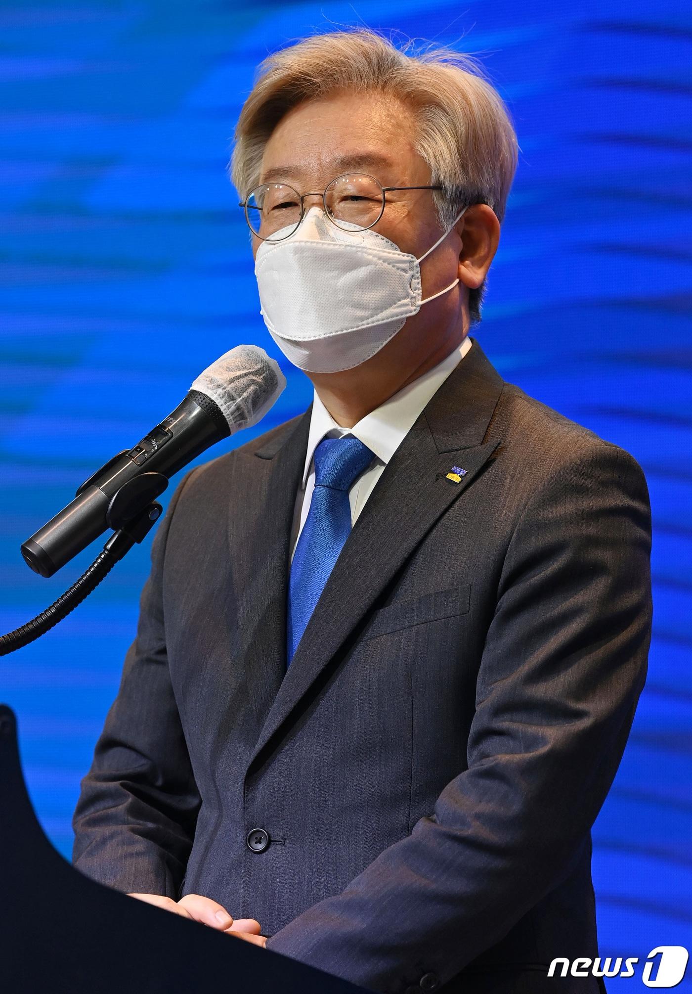 본문 이미지 - 이재명 경기도지사는 25일 윤희숙 의원이 자신이 제안한 재산비례벌금제에 대해 “거짓말”이라고 맹비난한데 대해 “국민의힘은 소속 의원에게 한글독해 좀 가르치라”고 맞받아쳤다./뉴스1 ⓒ News1 구윤성 기자